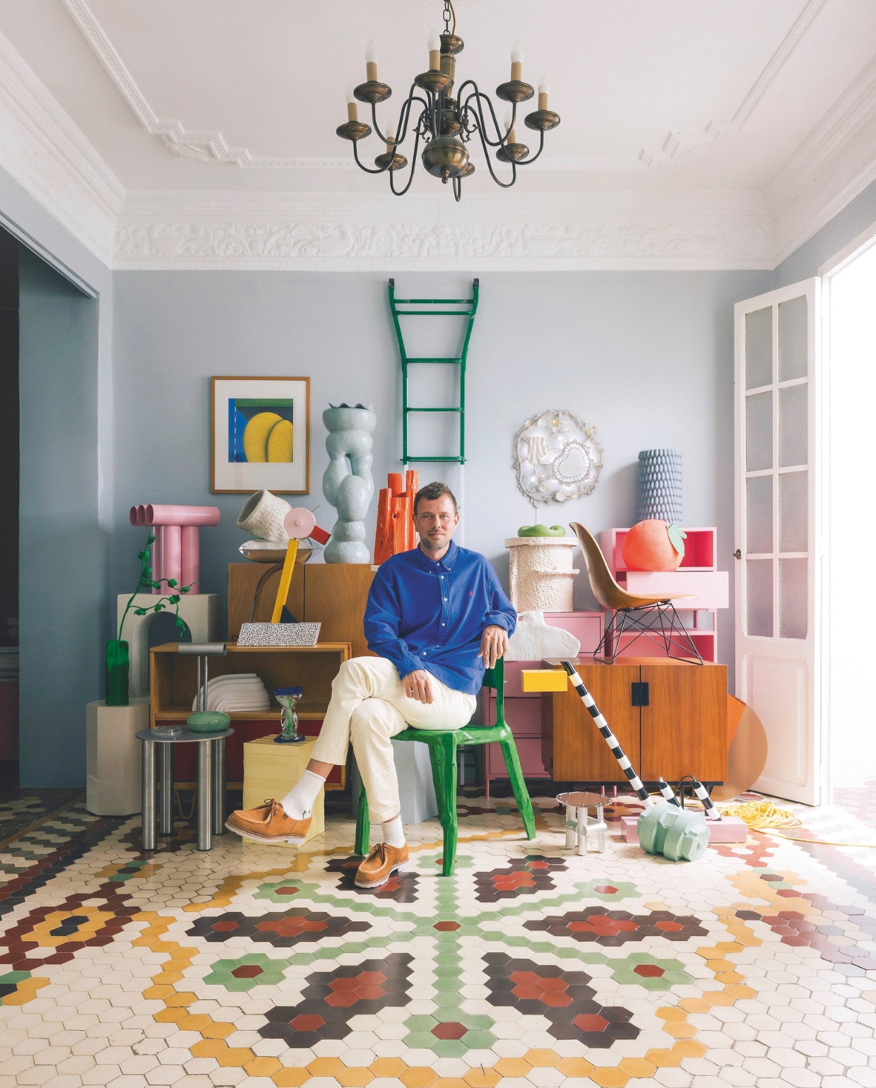 Linkerdeel van de foto zie p. 41. Groene stoel en oranje vaas Splitted van Teun Zwets. Stoel Lsr van Herman Miller. Roze kasten Tylko. Vaas Willem Van Hooff. Kast Japanse serie van Pastoe. Lamp Oceanic van Memphis Milano. Object Power Plinth van Jonatan Nilsson voor Hem X. Groene sculptuur Stuck van Serge Game. Beige bijzettafel Rutger de Regt. Groene Bubble klok Teun Zwets. Wandlamp Polyphony van Barry Llewellyn. Fur Pillar van Iwan Pol.