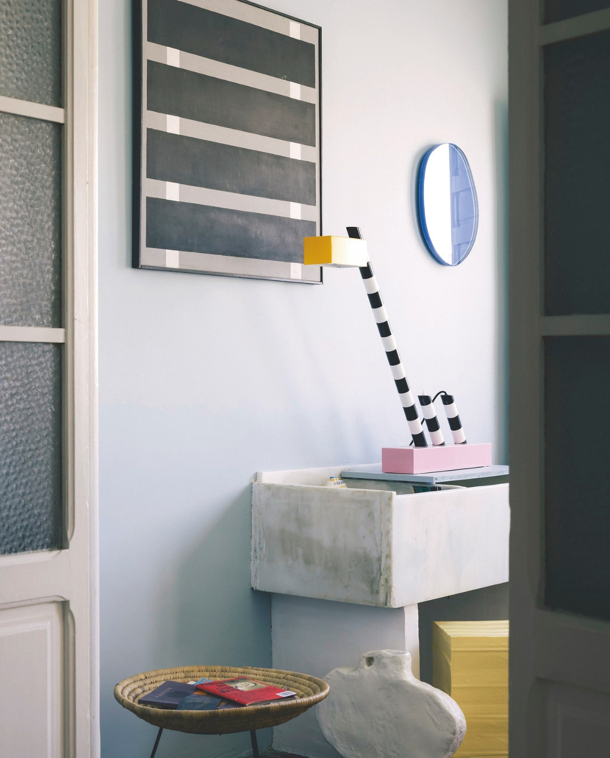 Lamp Oceanic van Ettore Sottsass voor Memphis Milano. Wandkunst vintage via Oode. Vaas Willem Van Hooff. Kruk Butter van Marco Campardo. Lectuurmand Artimeta. Magazine Famous for my dinner parties 03. vtwonen design 6-2026 | fotografie Katoo Peeters