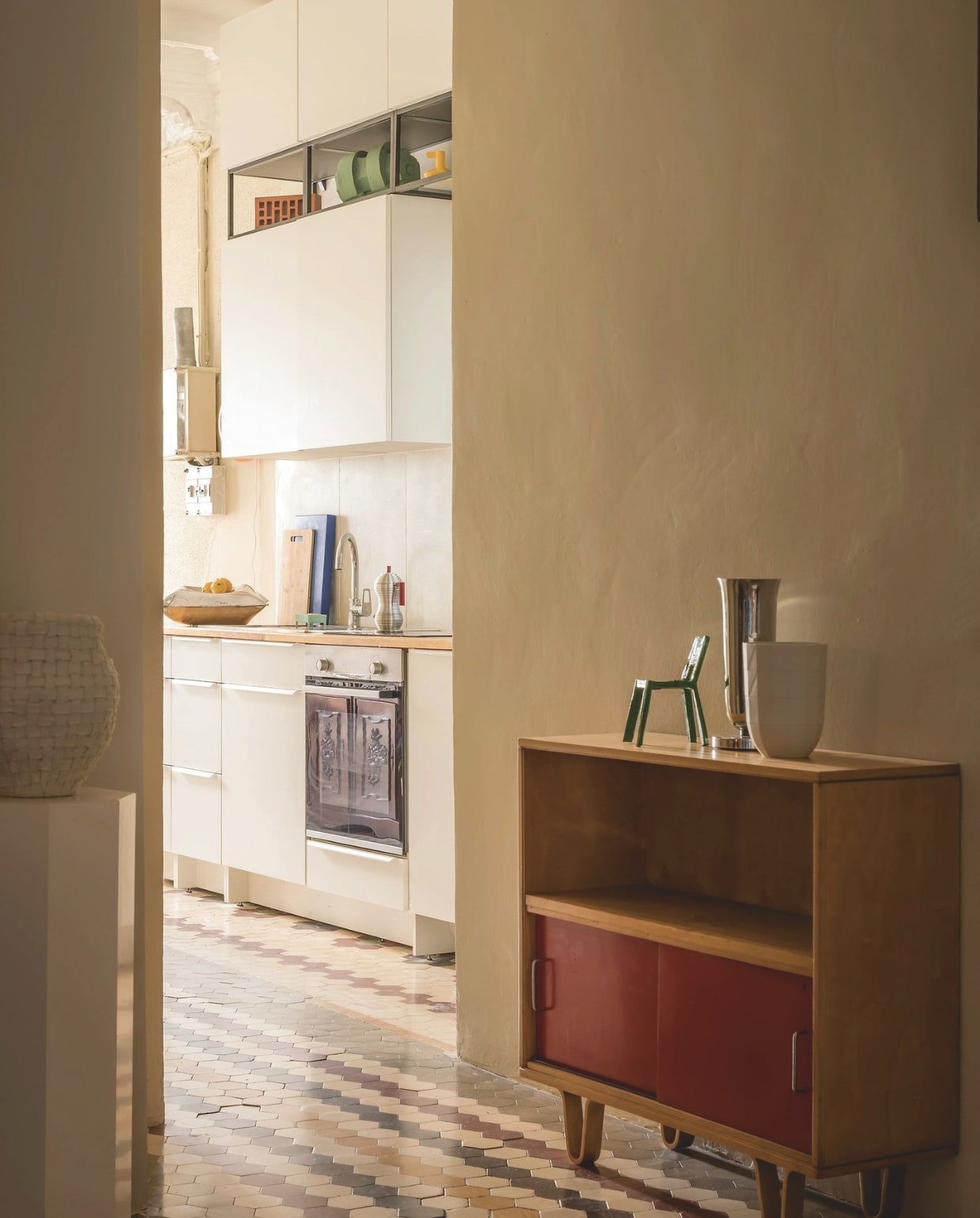Kast Db51 van Pastoe via Juki Amsterdam. Miniatuur Splitted chair van Teun Zwets. Vaas Paper Porcelain van Hay. Vaas vintage French Line. vtwonen design 6-2026 | fotografie Katoo Peeters