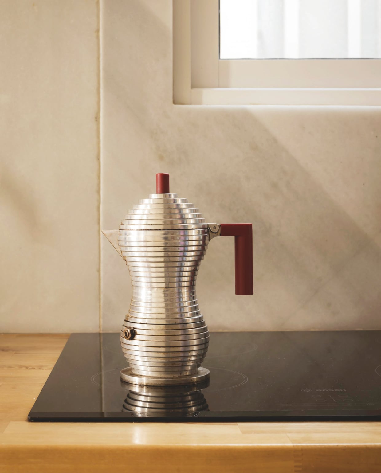 Percolator Pulcina van Alessi. vtwonen design 6-2026 | fotografie Katoo Peeters