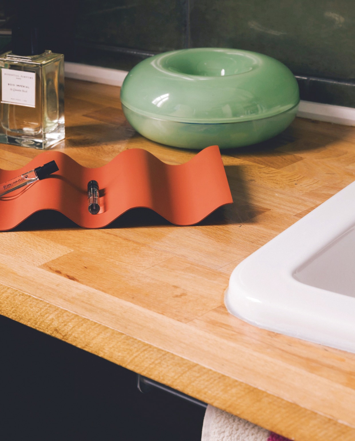 Tray Wavy van Earnest Studio. Opberger Donut van Sabine Marcelis x Ikea. vtwonen design 6-2026 | fotografie Katoo Peeters