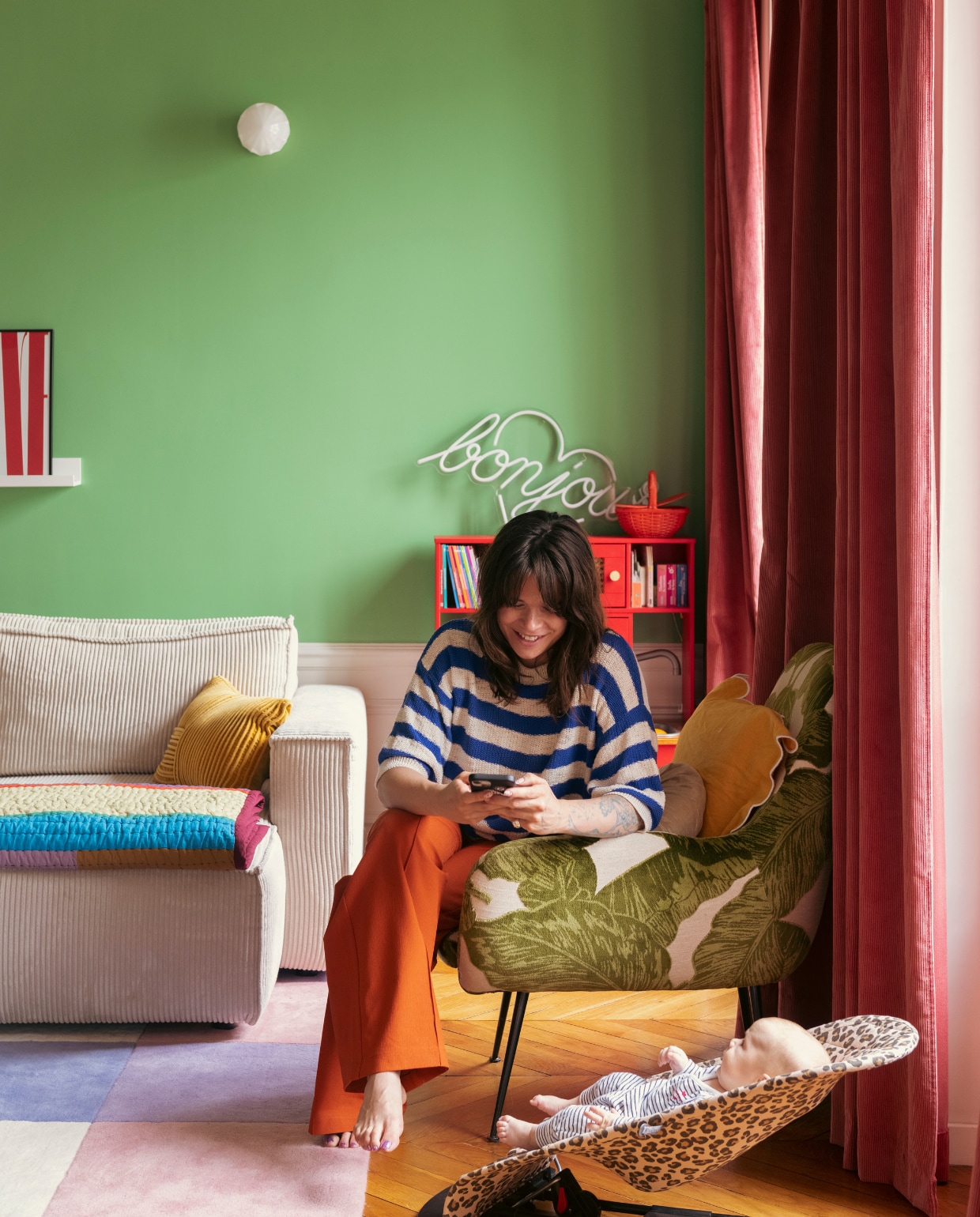 Bank Hay. Vloerkleed Lisa Gachet x Monoprix. Muurlamp Vanity Boum. Deken Hübsch. vtwonen 07-2026 | fotografie Valerio Geraci | productie Living Inside
