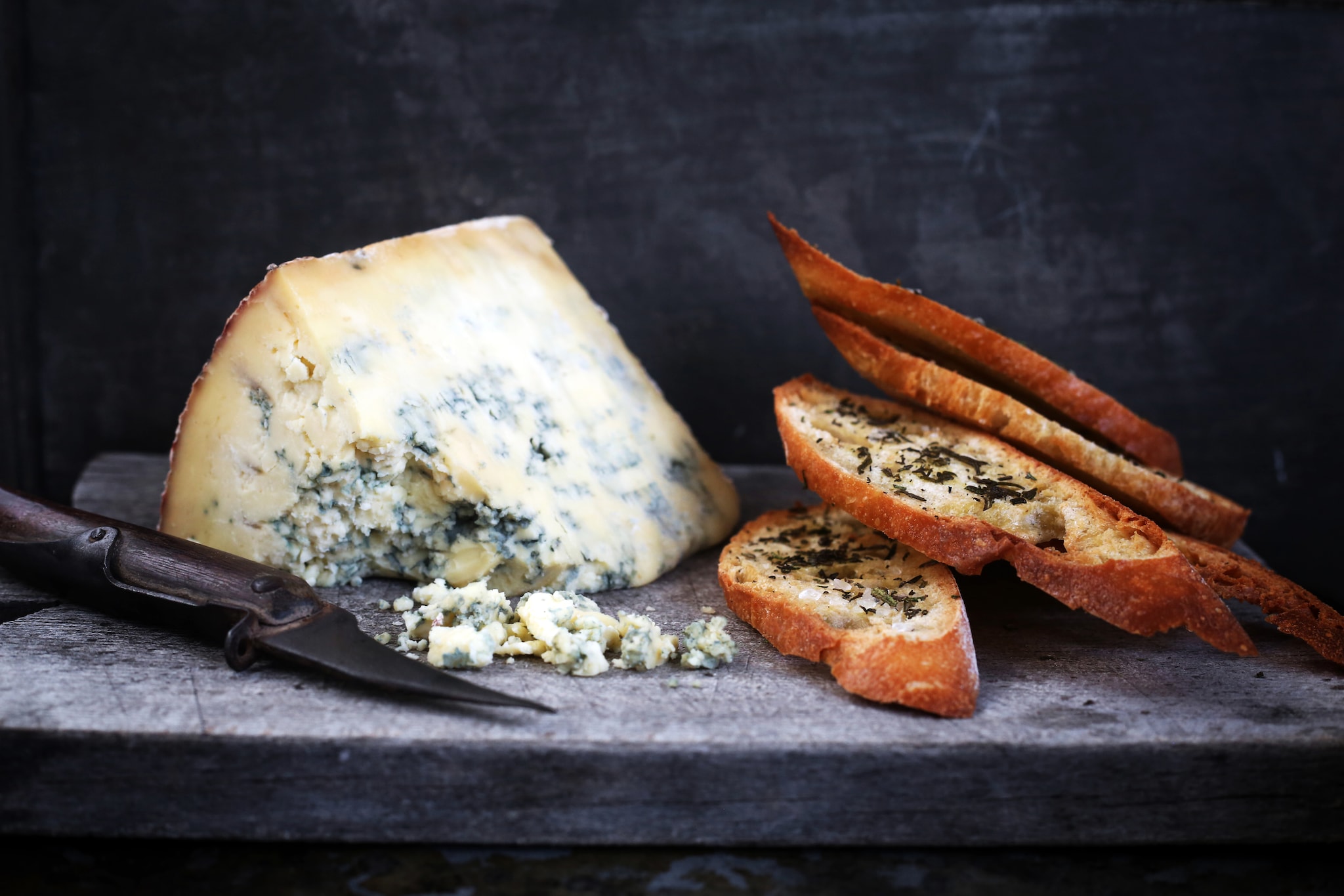 knapperige crostini met knoflook en rozemarijn