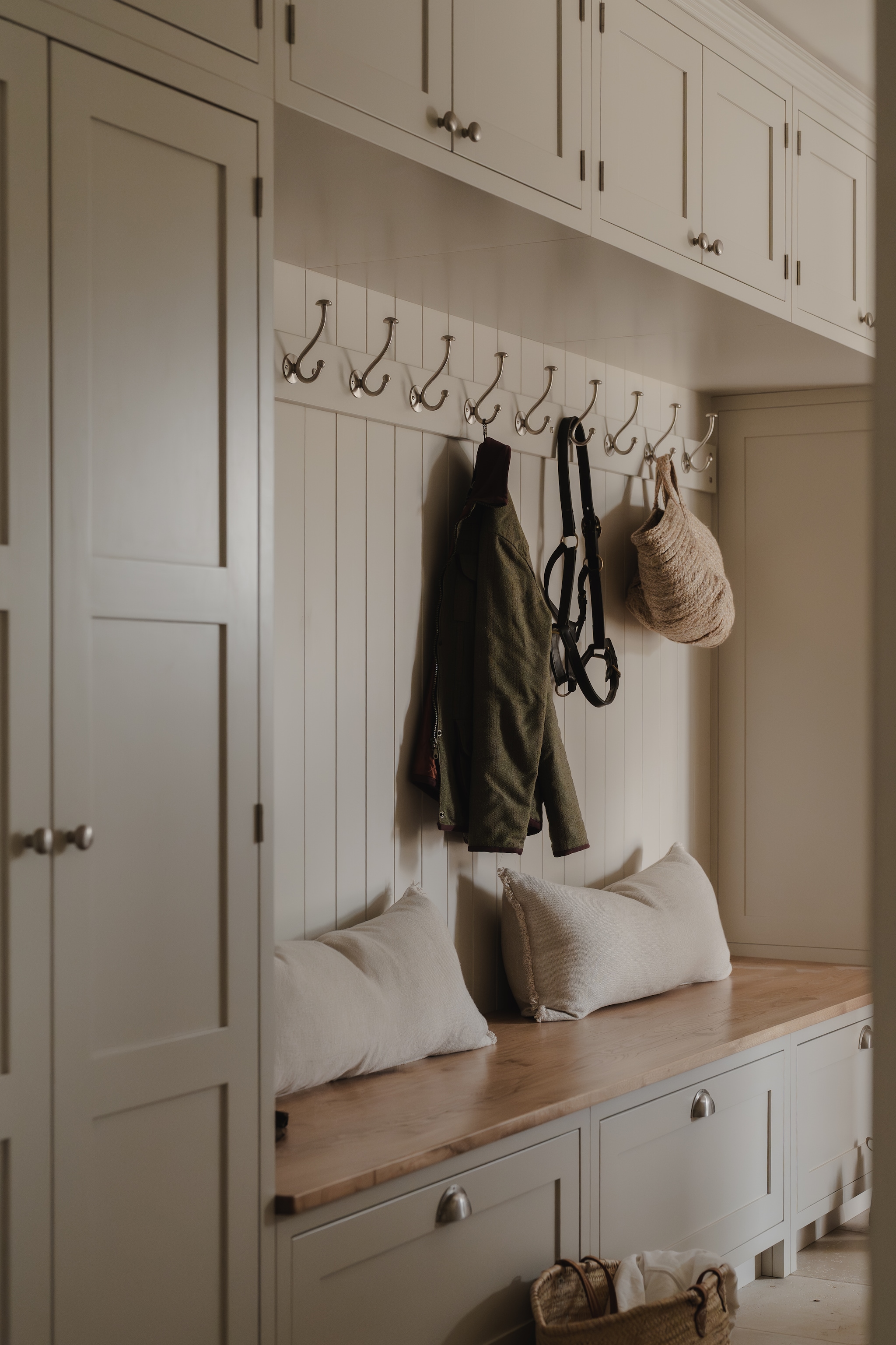 Kussens Country Abodes. Deurknoppen Rowen & Wren. vtwonen Landelijk 09-2026 | styling Camilla Brogaard | fotografie Joey Kendal Brown