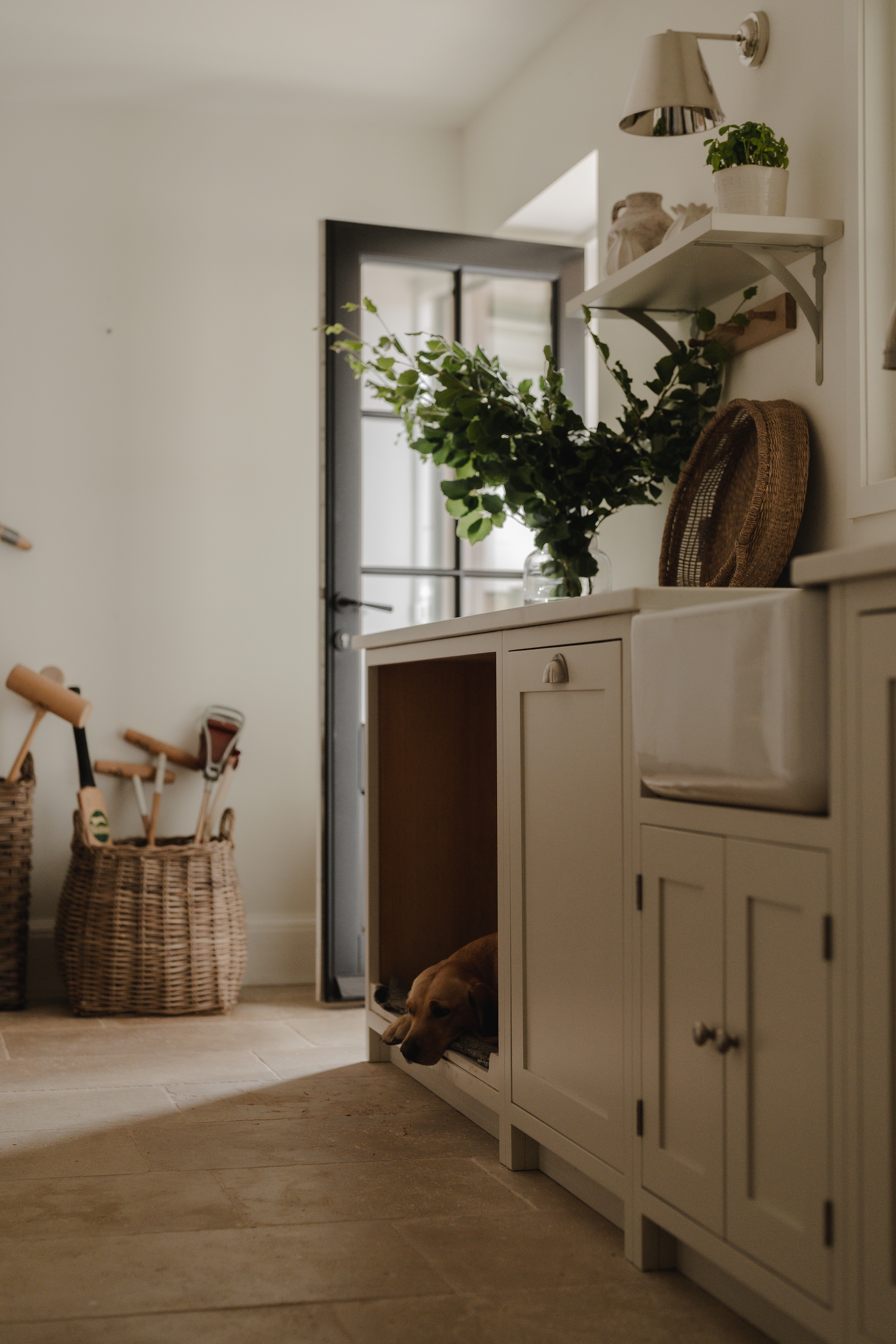 Spoelbak Shaws. Soortgelijke mand H&m Home. Keukenfronten maatwerk in shakerstijl. vtwonen Landelijk 09-2026 | styling Camilla Brogaard | fotografie Joey Kendal Brown
