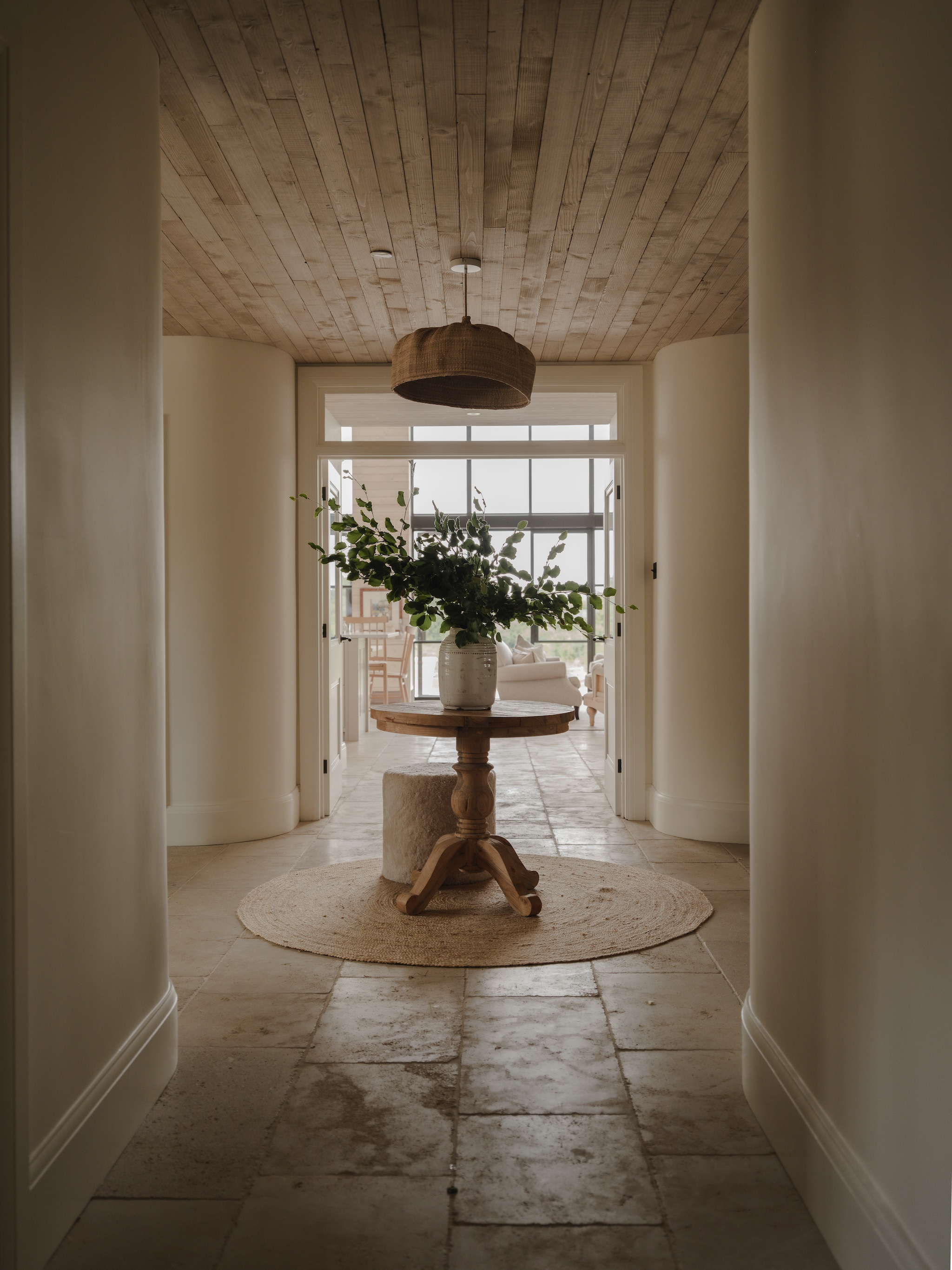 Hanglamp Home Barn. Vaas Nordic Nest. Soortgelijk vloerkleed Wool & Wire. Ronde tafel via eBay. Poef The White Company. Tegels Ca’ Pietra. Muurverf en afwerking Paint & Paper Library. vtwonen Landelijk 09-2026 | styling Camilla Brogaard | fotografie Joey Kendal Brown