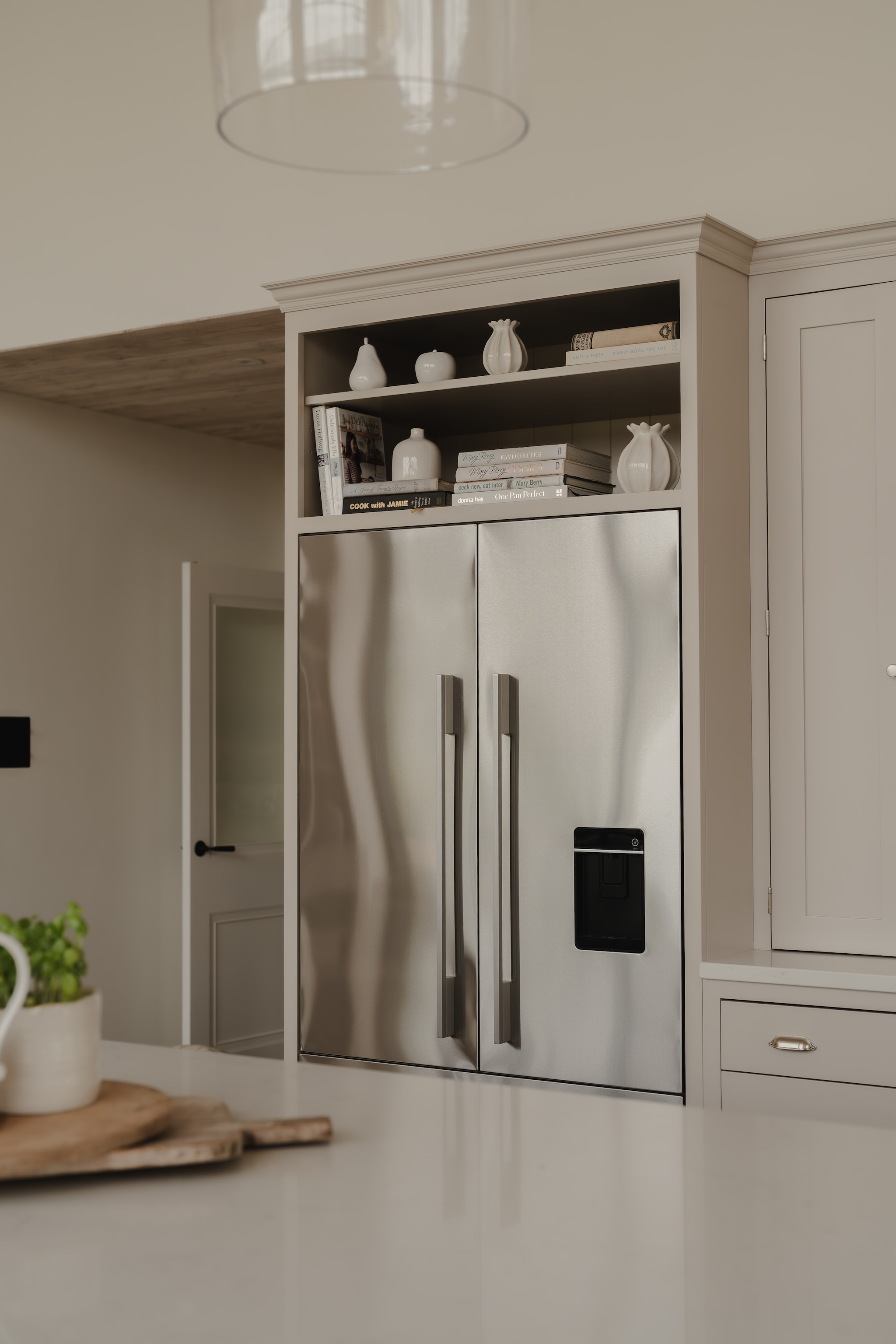 Koelkast Fisher & Paykel. vtwonen Landelijk 09-2026 | styling Camilla Brogaard | fotografie Joey Kendal Brown