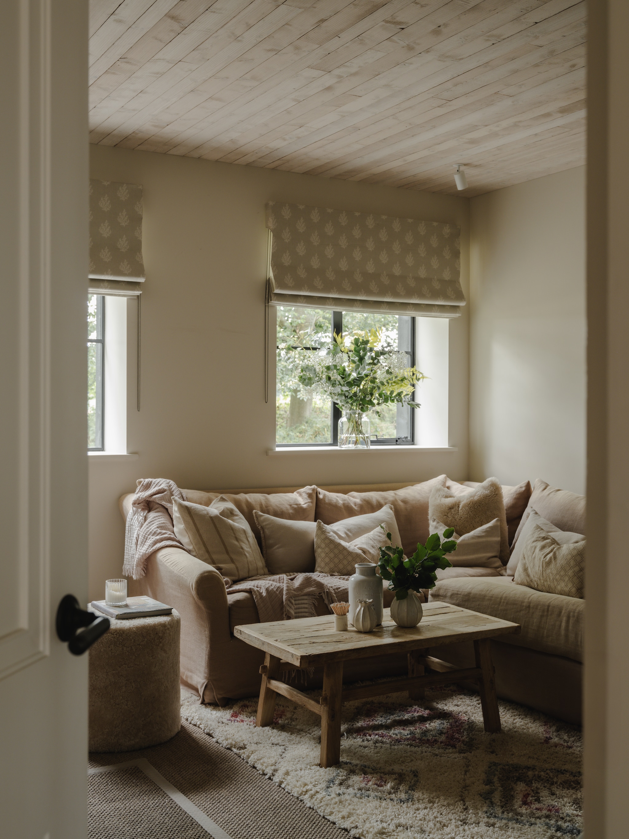 Bank Neptune. Salontafel antiek. Soortgelijk: vloerkleed Luna & Lola, vaas Nordic Nest, poef Hyde & Hare. Kussens Country Abodes. Muurverf Paint & Paper Library. Raamdecoratie gemaaktmet stof van Romo en Fermoie door Annabelle Bowman-Shaw van Nans Design. vtwonen Landelijk 09-2026 | styling Camilla Brogaard | fotografie Joey Kendal Brown