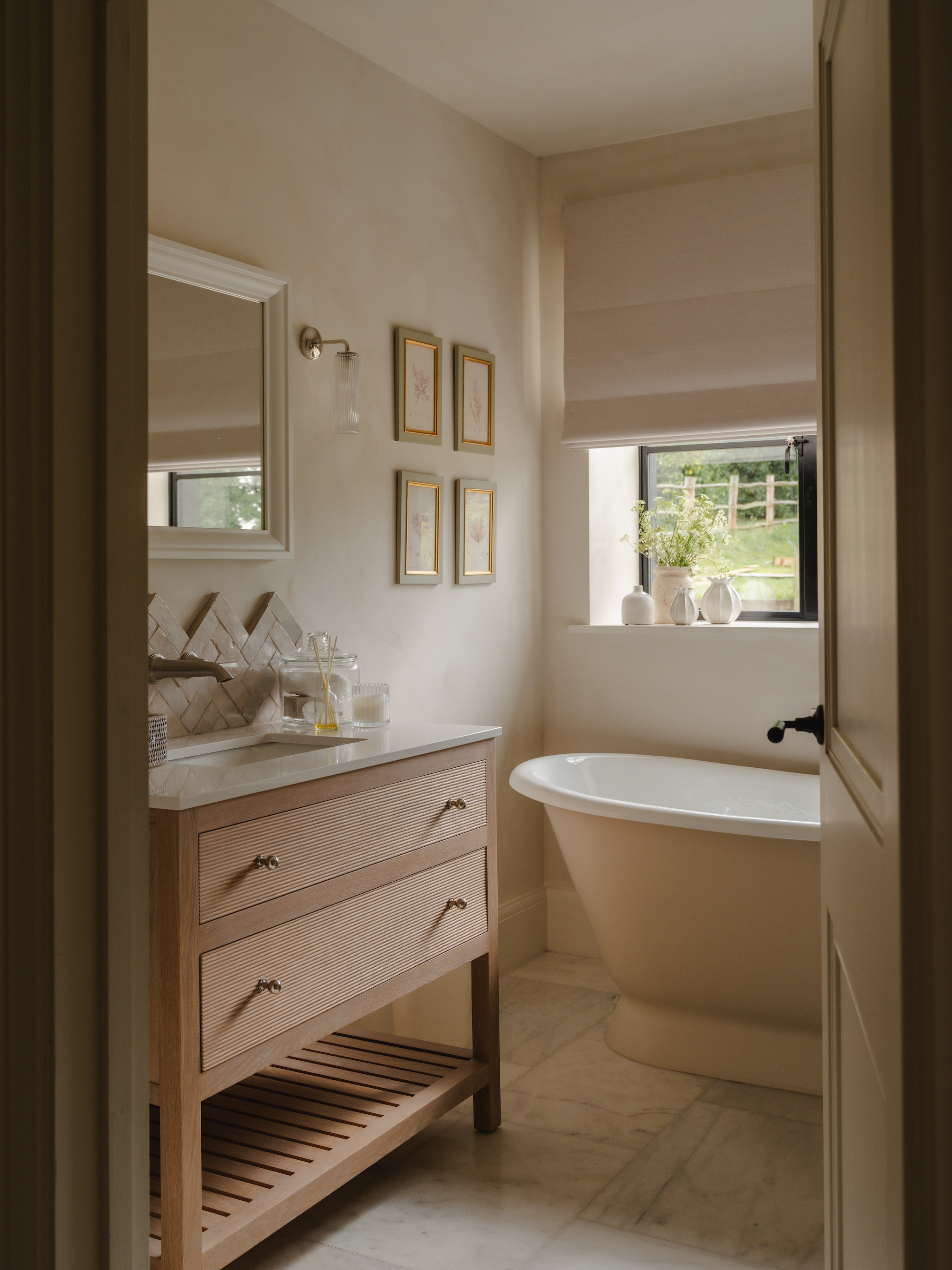 Bad Hurlingham. Badkamermeubel Parker & Howley. Soortgelijke spiegel Home24. vtwonen Landelijk 09-2026 | styling Camilla Brogaard | fotografie Joey Kendal Brown