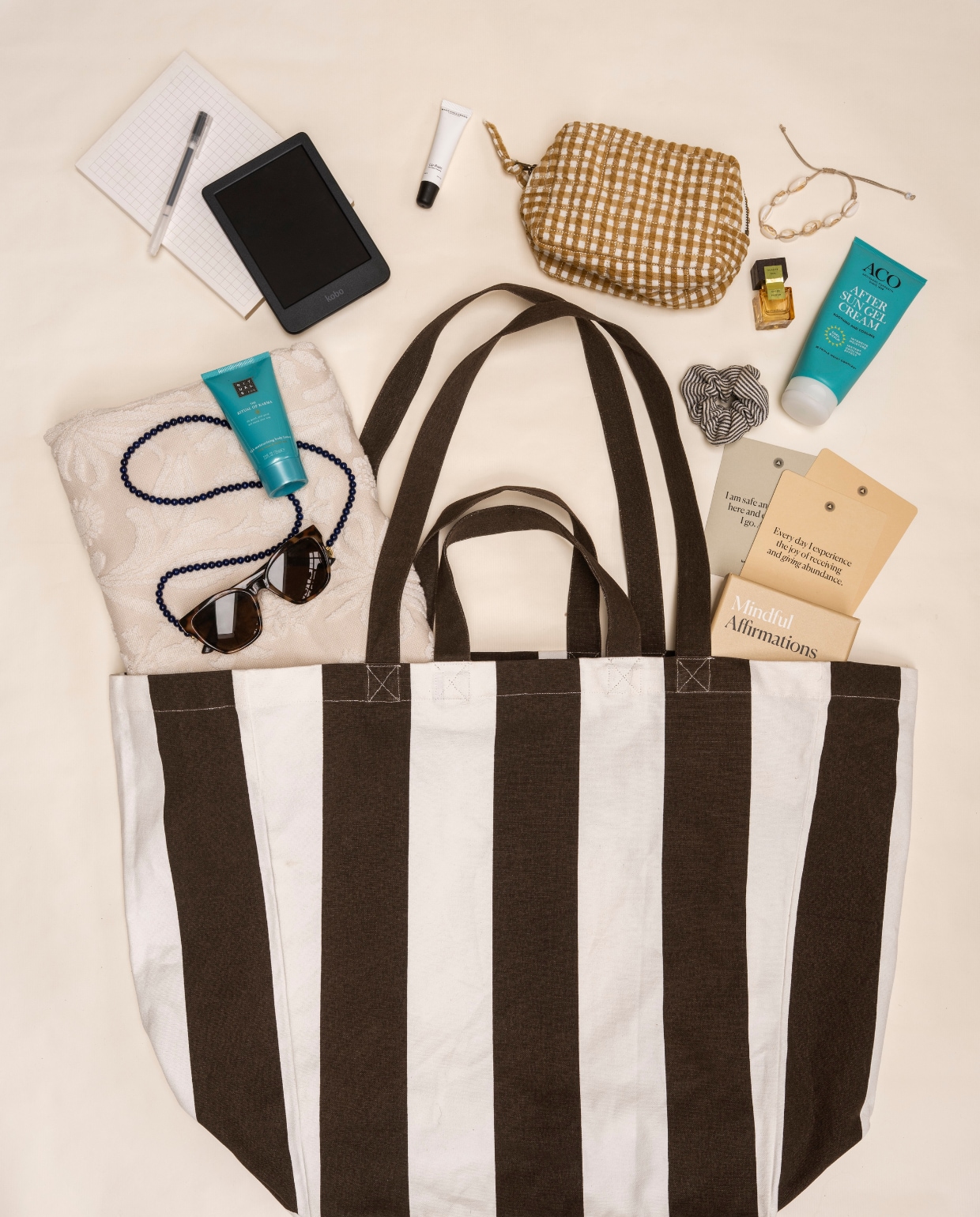vtwonen tas Carry it, katoen, bruin en crème, 48x24x50 cm (bxdxh) € 25,-. vtwonen 7-2026 | fotografie stan koolen