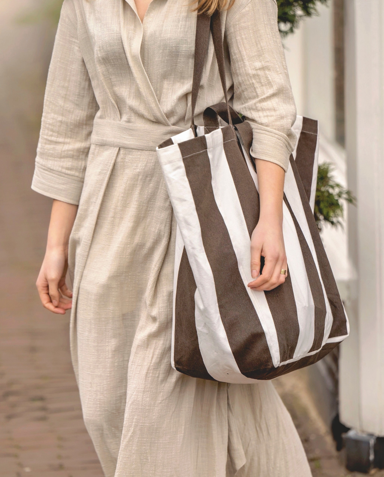 vtwonen tas Carry it, katoen, bruin en crème, 48x24x50 cm (bxdxh) € 25,-.