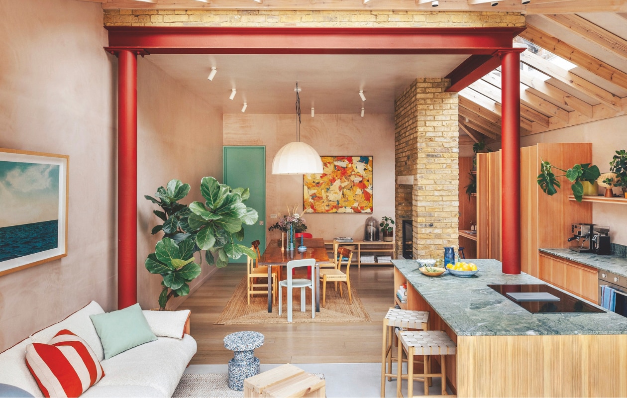Kussens Mingle van Muuto. Gestreept kussen Sophie Home. Print Seascape 1 van Newton Blades. Alle wanden bekleed met Thistle Plaster. Tafel met een blad van hars is een prototype van Rolf Sachs. Gekleurde stoelen Rey van Hay. Houten stoelen Ch23 van Carl Hansen & Søn. Stoelen gevlochten zitting Soft van Takt. Schilderij Thea’s van Tom Robinson via Messums Gallery. Kleur deur Arsenic van Farrow & Ball. Vloerkleed La Redoute. vtwonen 07-2026 | fotografie Taran Wilkhu