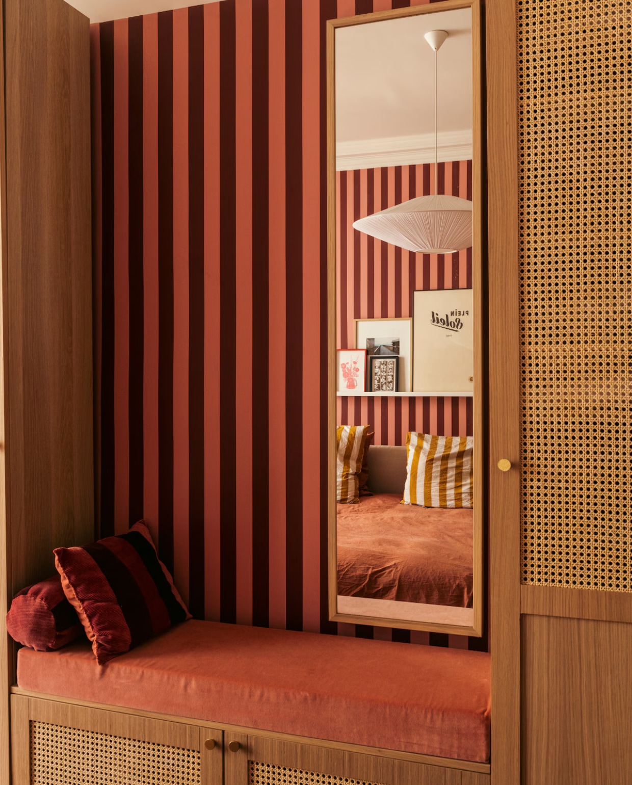 Rieten deuren in naturel eiken en messing grepen Plum Living. Behang Mues Design. Hanglamp Brera van The Socialite Family. vtwonen 07-2026 | fotografie Valerio Geraci | productie Living Inside