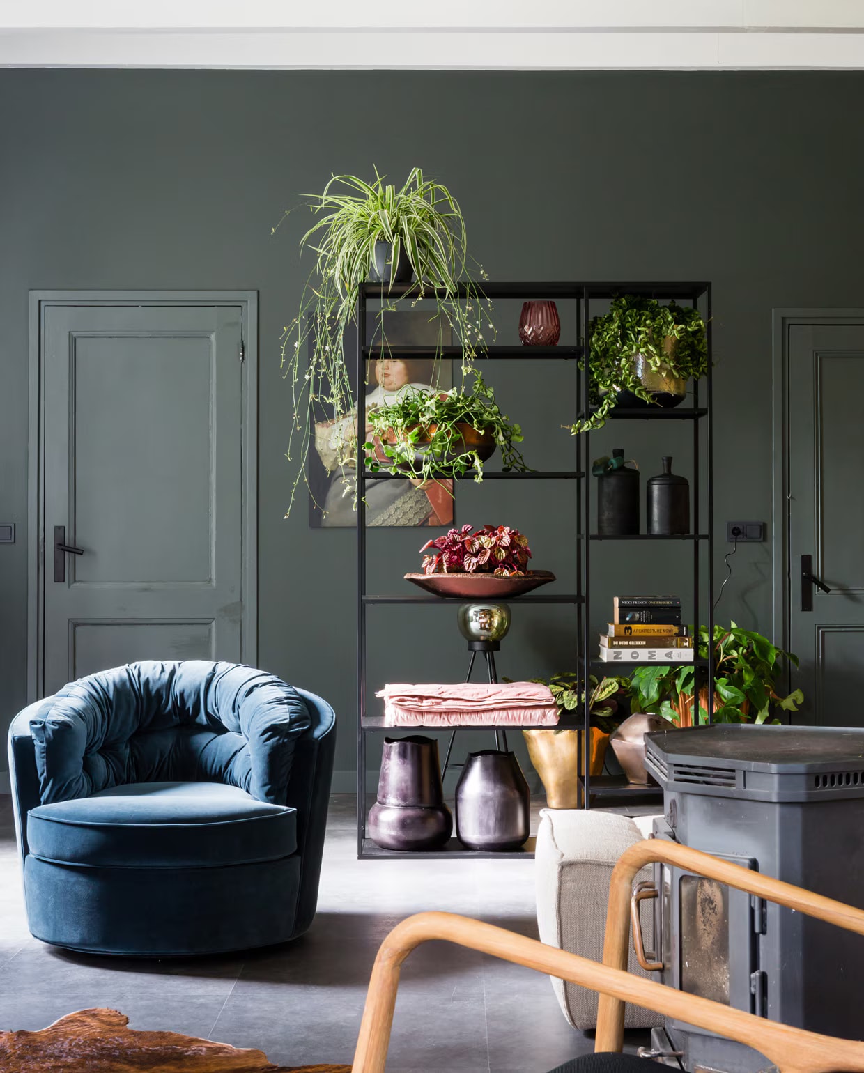 Kleur op de wanden 'Factory Green' Flexa. Behang goud 'Masterpiece' 358080, behang bloemen 'Masterpiece' 358113, gordijnen van stof 'Minsk' Eijffinger. Gordijnen geconfectioneerd door MK Gordijnproducties. Pvc-vloer 'Ceramo' dryback antraciet Woninginrichting-Aanhuis.nl. Bank van Ethnicraft, draaifauteuil velvet van BePureHome, fauteuil van Pols Potten Eijerkamp. Vakkenkast 'June' van WOOOD vtwonen. In de kast: Pot 'Brest' Ecri Living. Pot 'Belize' Ecri Living. Vaas roze van Bloomingville, Plaid velvet vtwonen. Schaal met roodkleurige plantjes: 'Basel' Olive Gold Ecri Living. Wandklos groen set van 3 Stapelgoed. vtwonen Weer verliefd op je huis seizoen 11, aflevering 5 | fotografie Barbara Kieboom | styling Frans Uyterlinde