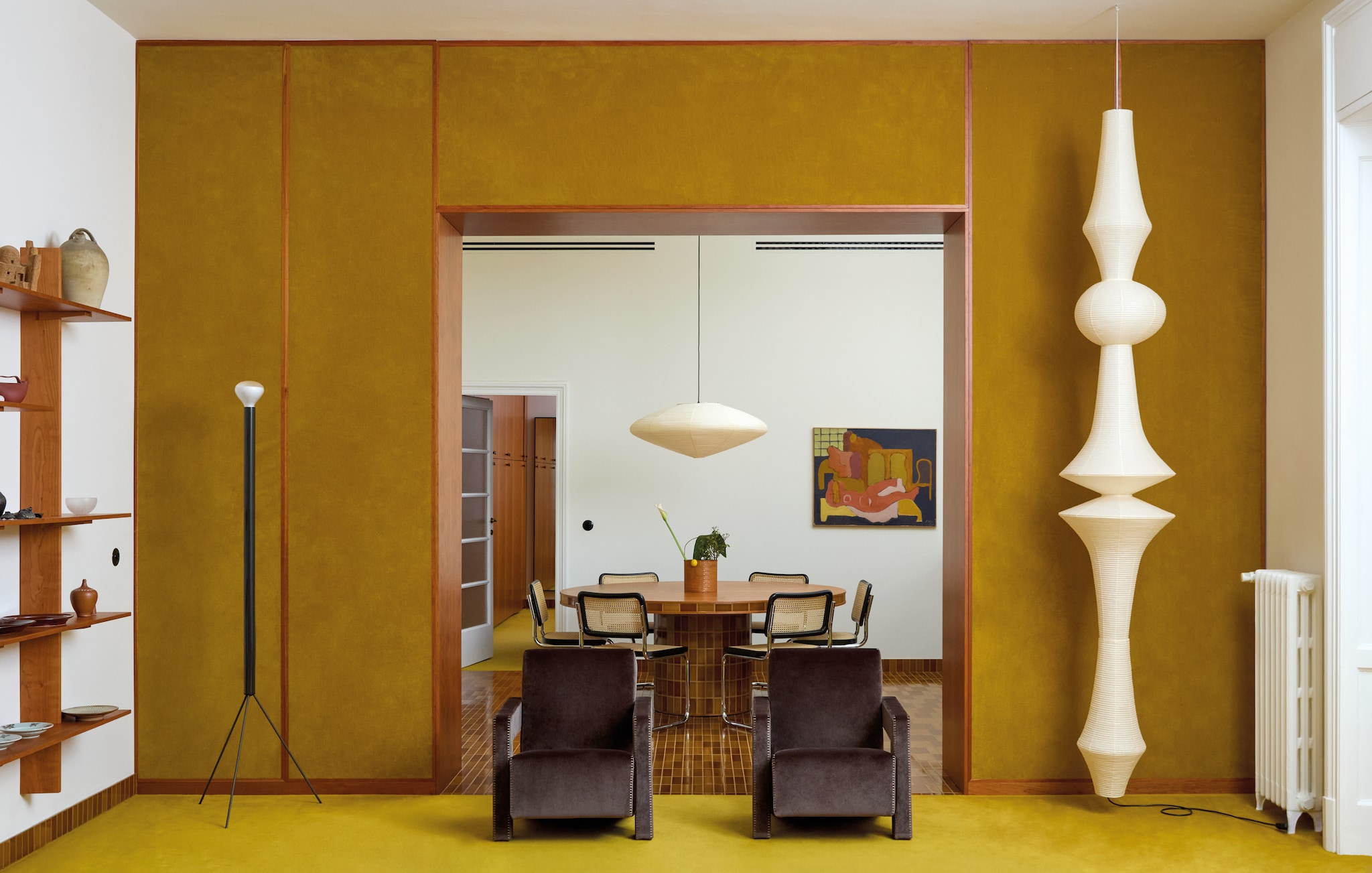 Bruine Utrecht fauteuils Gerrit Rietveld voor Cassina. Staande lamp van Achille & Pier Giacomo Castiglioni voor Flos. Hanglamp van rijstpapier Isamu Noguchi voor Vitra. Houten wandkast Formafantasma. Diverse objecten in kast, eigen ontwerpen Formafantasma en vondsten uit Japan, Mexico, Korea en Noord-Afrika. Tafel en vloer Formafantasma voor Dzek. Stalen buisstoelen Marcel Breuer. Hanglamp boven tafel Isamu Noguchi. Schilderij Orazio Orazi. Koperen vaas Formafantasma voor J. & L. Lobmeyr. vtwonen design 8-2026 | fotografie Chiara Quadri