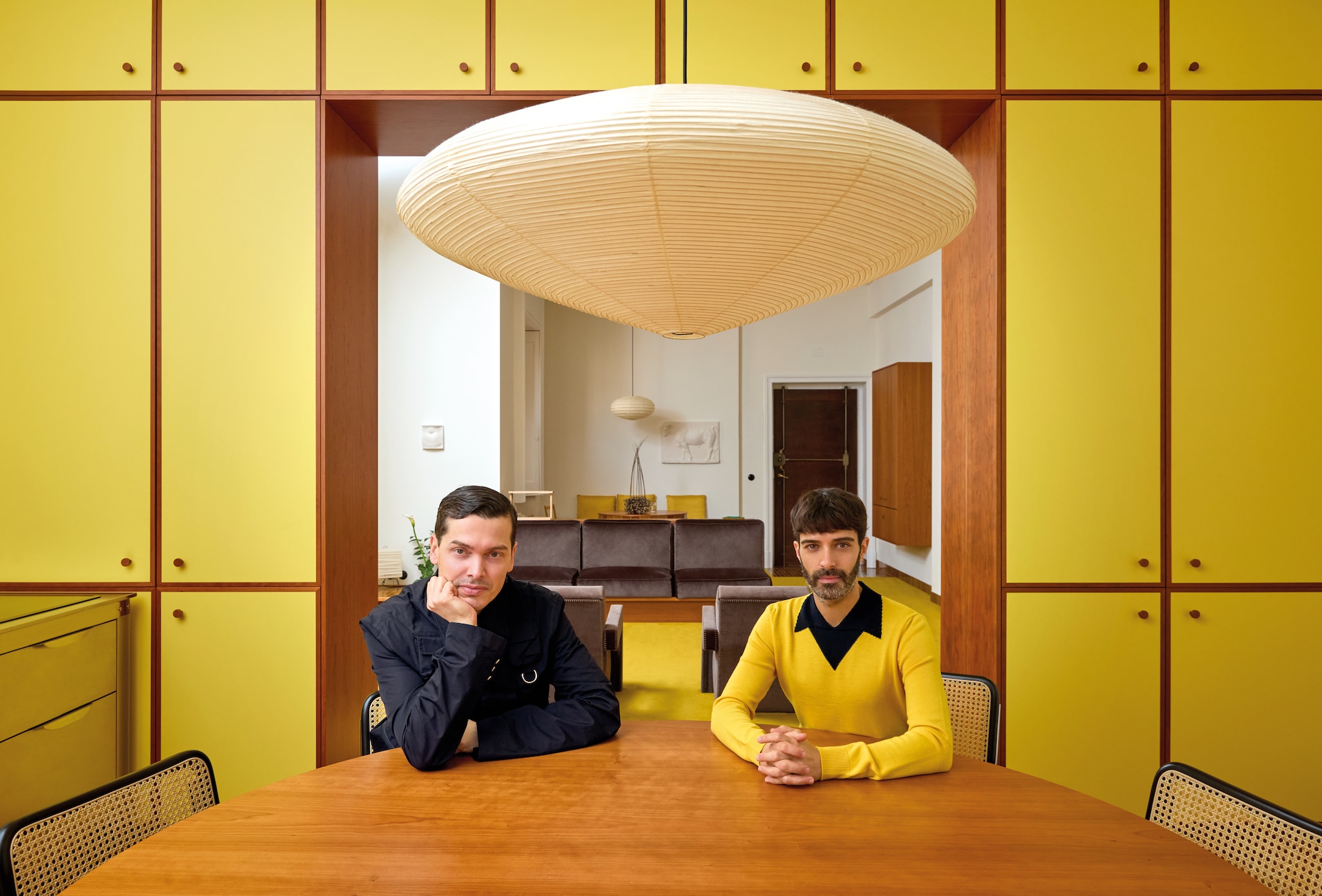 Op maat gemaakte gele houten kastenwand Formafantasma. Houten tafel vintage. Stalen buisstoelen Marcel Breuer. Hanglamp Isamu Noguchi. Bruine Utrecht fauteuils Gerrit Rietveld voor Cassina. Bruine bank Formafantasma voor Disé. Wandkast rechtsachter op maat gemaakt ontwerp Formafantasma. vtwonen design 8-2026 | fotografie Chiara Quadri