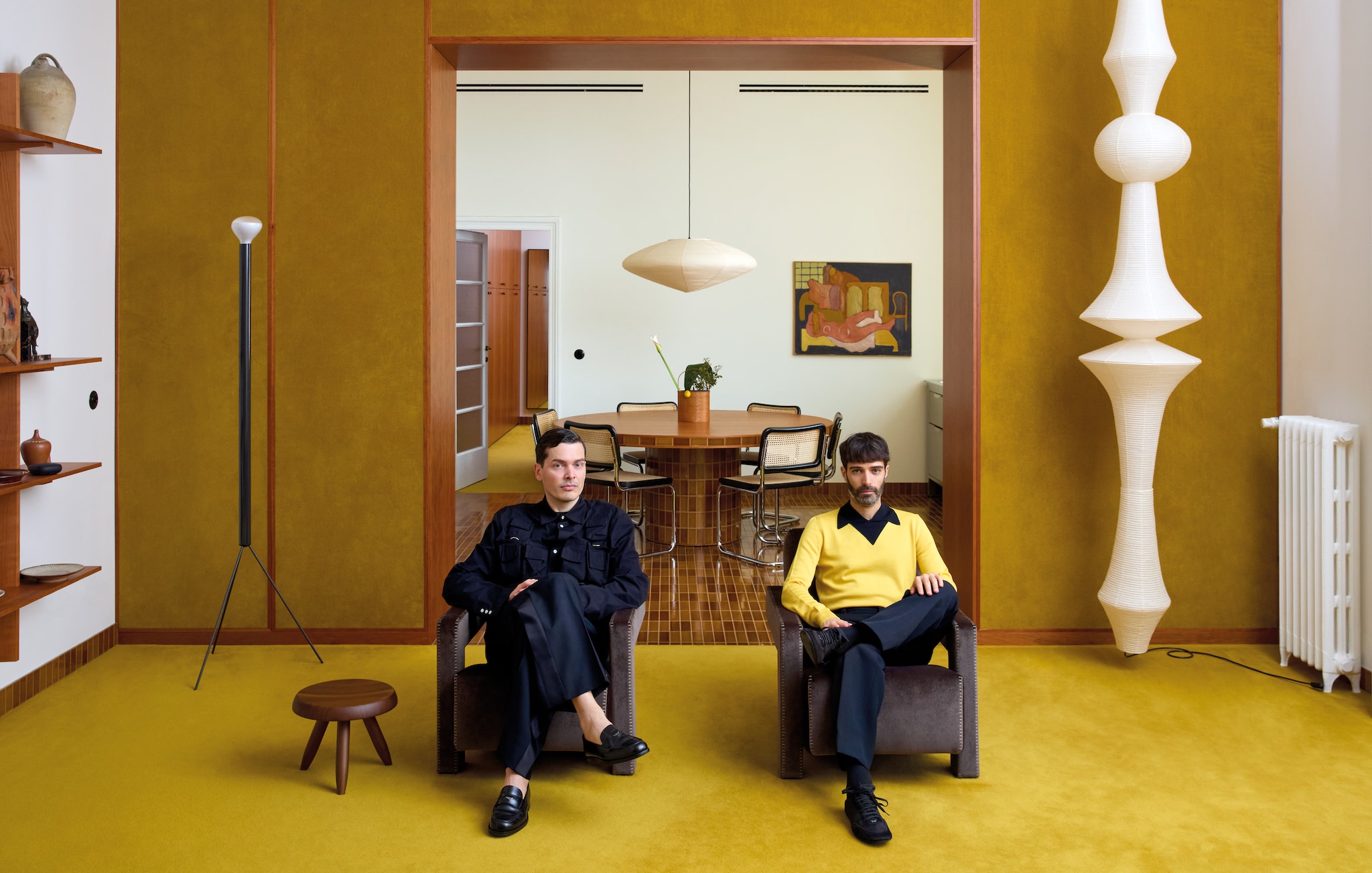 Bruine Utrecht fauteuils Gerrit Rietveld voor Cassina. Tafel en vloer met tegels van vulkanische as van Formafantasma voor Dzek. Stalen buisstoelen Marcel Breuer. Hanglamp Isamu Noguchi. Schilderij Orazio Orazi. Koperen vaas Formafantasma voor J. & L. Lobmeyr.