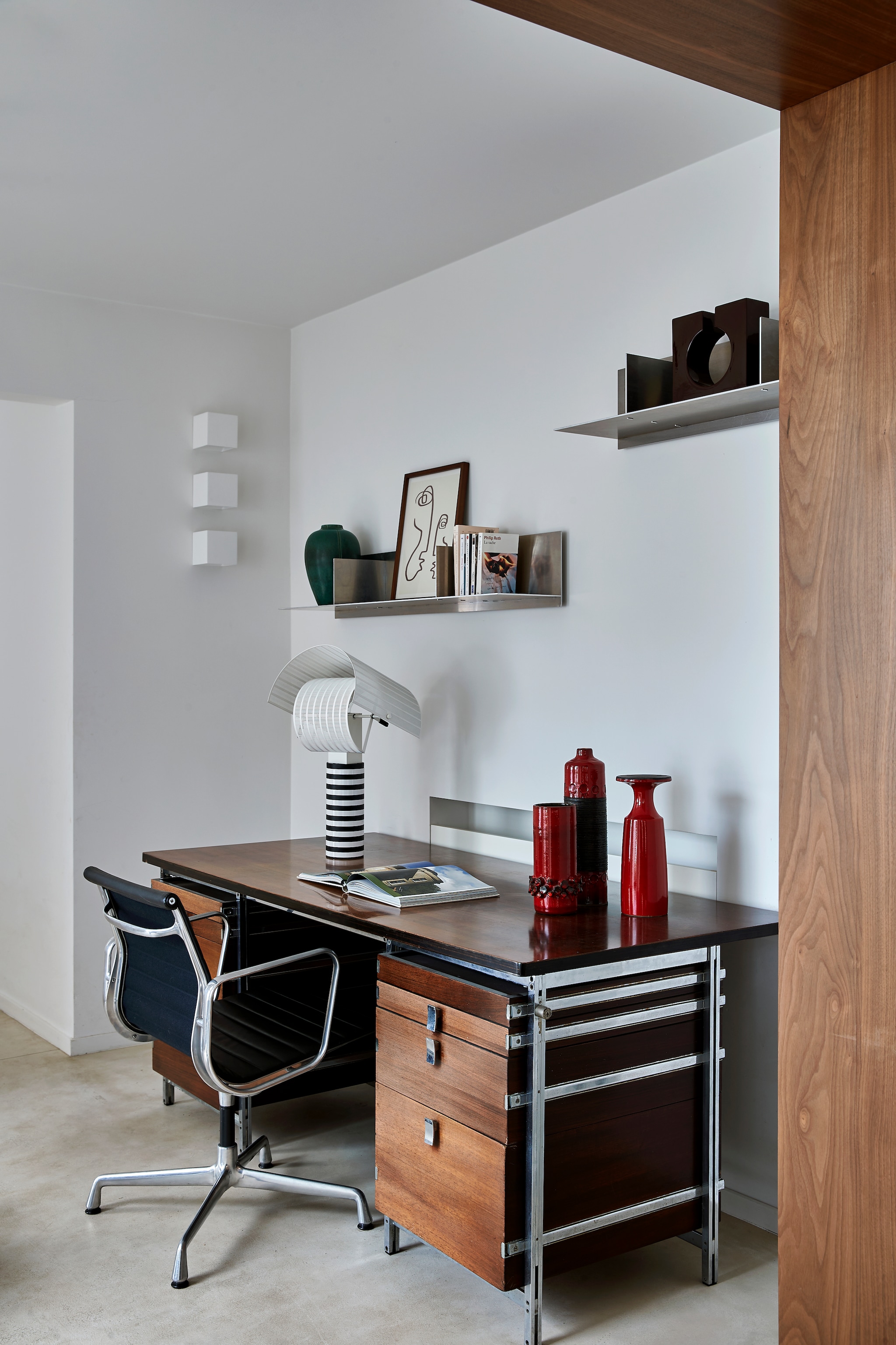 Bureau Jules Wabbes. Tafellamp Shogun van Mario Botta voor Artemide. Drie amfora vazen. vtwonen design 8-2026 | productie living inside | fotografie jan verlinde