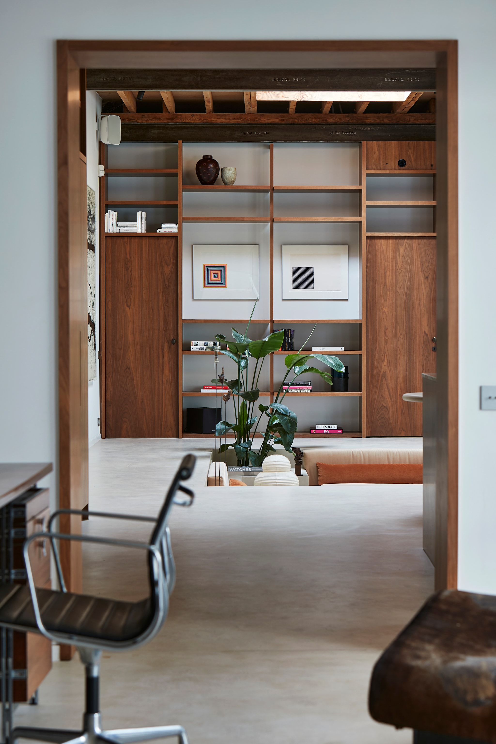 Doorkijkje vanuit het privékantoor naar de keuken en zithoek. Bureau Jules Wabbes. Tafellamp Shogun van Mario Botta voor Artemide. Drie amfora vazen. Wandlamp Muller Van Severen. Loungestoel Le Corbusier. vtwonen design 8-2026 | productie living inside | fotografie jan verlinde