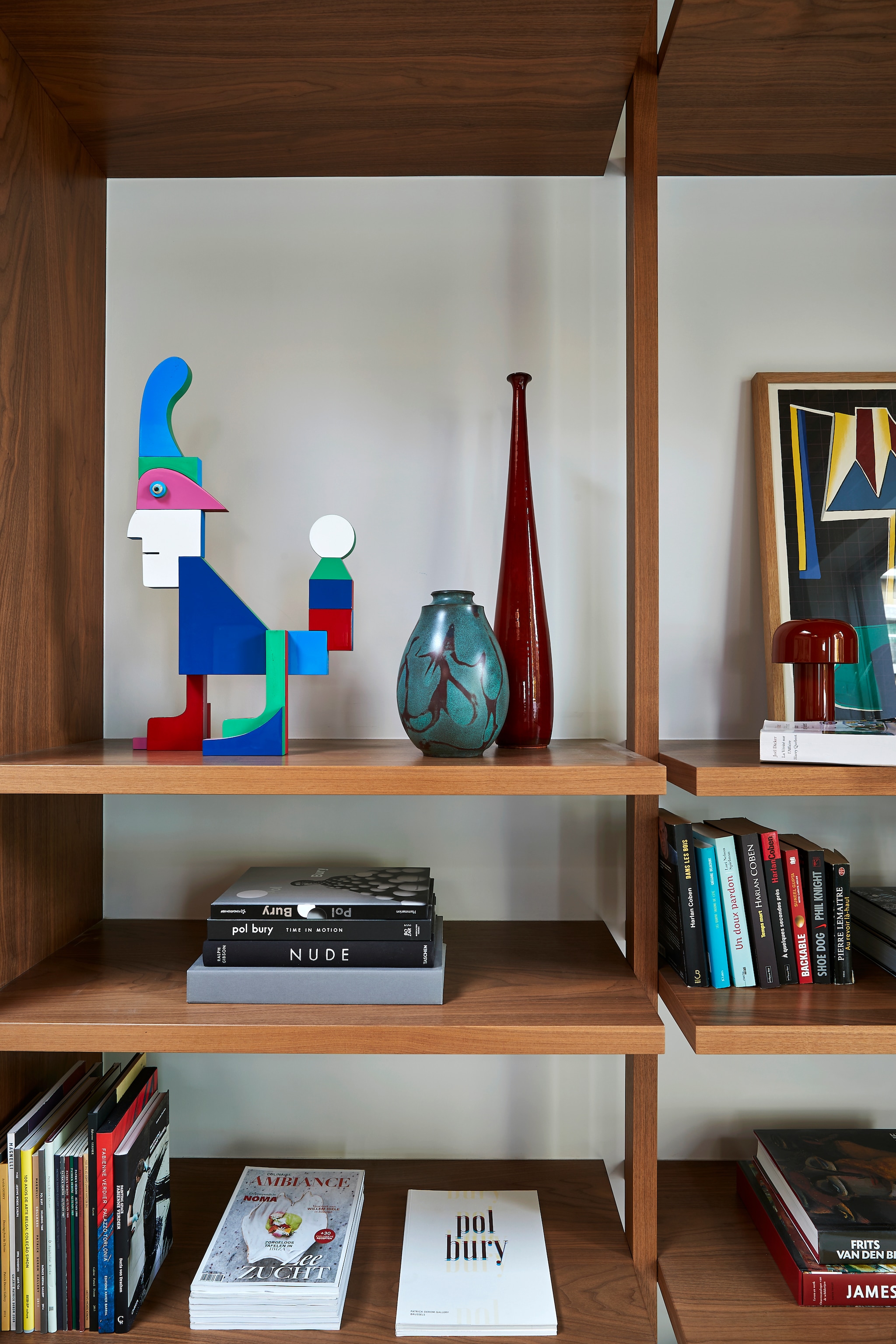 De bibliotheekkast is gevuld met boeken, kunstwerken en persoonlijke souvenirs. Sculptuur Pierre Caille. vtwonen design 8-2026 | productie living inside | fotografie jan verlinde