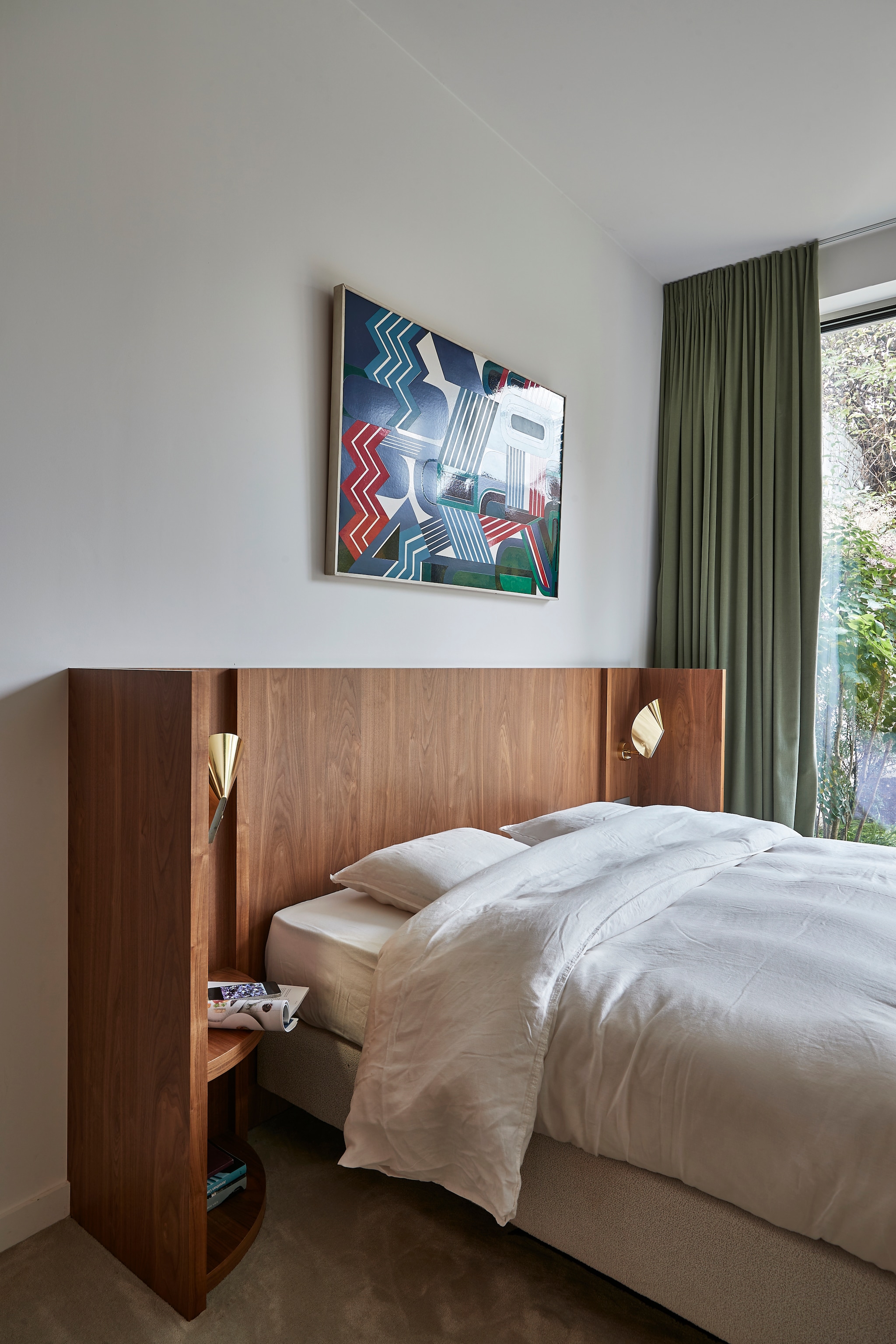 Daphne Meeus koos de plekken waar ze kleuraccenten aanbracht zorgvuldig uit. Zo kwamen er lichtblauwe tegels in de badkamer. vtwonen design 8-2026 | productie living inside | fotografie jan verlinde