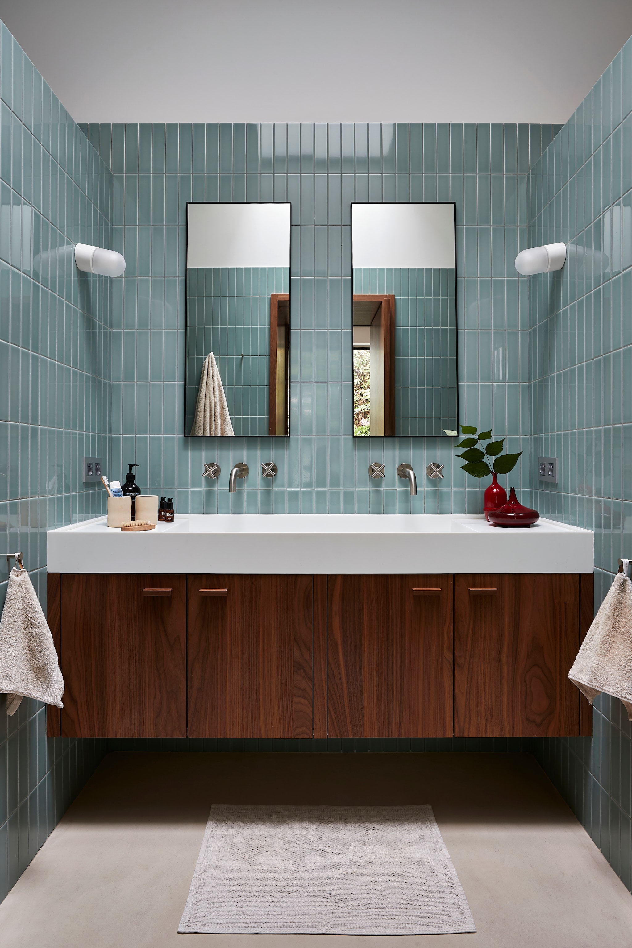 Maatwerk hoofdbord van walnoothout. Bedlinnen Zara Home.Kunstwerk Jean Dewasne. vtwonen design 8-2026 | productie living inside | fotografie jan verlinde