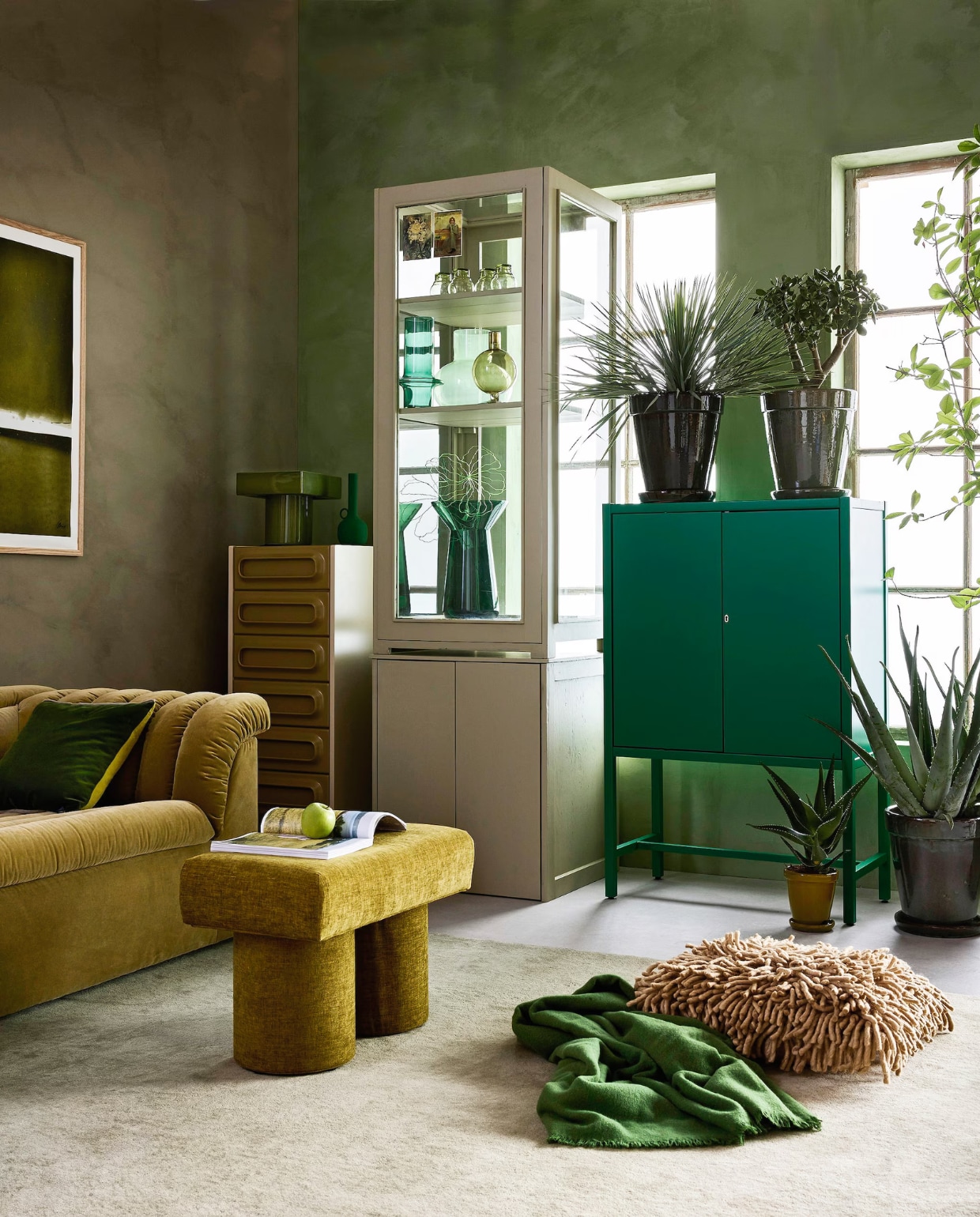 Lab Paint kalkverf, Limited Jade en Tokyo Tea, 1 liter € 66,- (vestingh.nl). Loods 5 loungebank Marilyn Royal, fluweel, pistachegroen, 325x182x70 cm (bxdxh) € 3990,-, bankje Ollie, gestoffeerd, groen, 55x38x45 cm (lxbxh) € 99,-, Studio Henk tafellamp Display, aardewerk, groen € 349,- (loods5.nl). HKliving ladenkast Space, kunststof, groen, 40x45x113 cm (bxdxh) € 1575,-, glazen 70’s, groen, set van 4 € 29,95,-, kussen Rugged, wol en katoen, olijfgroen € 79,95 (hkliving.nl). Ikea kast Stockholm 2025, hardboard/hout, groen, 80x40x126 cm (lxbxh) € 429,-, plaid Stockholm 2025, wol, groen € 69,99 (ikea.com). Momo Rugs vloerkleed, wol, groen dégradé, 170x240 cm € 1595,-, Pstr studio poster Moss van Mae studio, 70x100 cm € 83,-, Urban Nature Culture vaas, glas, flessengroen € 29,99, vaas Collo Reseda M, glas, lichtgroen € 39,95, kandelaar Sopra, bol glas, olijfgroen € 24,99 (shop.vtwonen.nl). Polspotten vaas Longneck, glas, groen € 190,-, kandelaar Sparta, metaal, groen € 50,- (polspotten.nl). By Dennis planten en potten, prijs op aanvraag (bydennis.nl). Designers Guild kussen Varese, katoen velours, groen € 108,- (wva.nl). Ansichtkaarten € 1,- (artunlimited.nl). vtwonen 09-2025 | styling Marianne Luning | fotografie Alexander van Berge