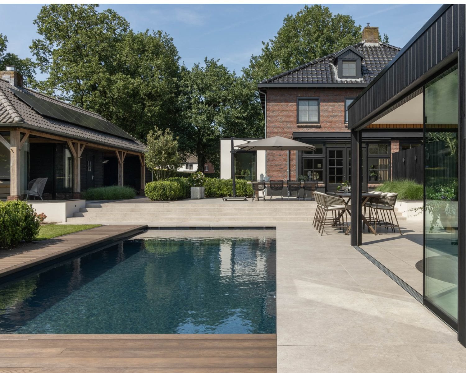 Welson zwembad Starline Nova 100 met brede inlooptrap, vinylester en Millboard, amazing graphite, prijs op aanvraag (welson.nl). vtwonen Landelijk 08-2026
