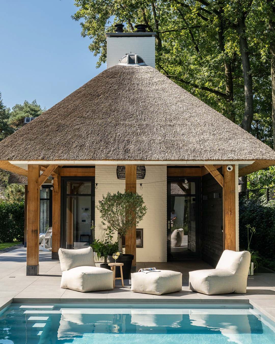 Laui Lounge zitzak Lounge Boho Seat XL, drijft op het water, uv-beschermende en waterafstotende stof en gerecyclede eps-korrel, beige, 68x83x74 cm (bxdxh) € 395,-, poef Boho Square, uv-beschermende en waterafstotende stof, beige, 68x68x34 cm (bxdxh) € 215,- (lauilounge.com). vtwonen Landelijk 08-2026