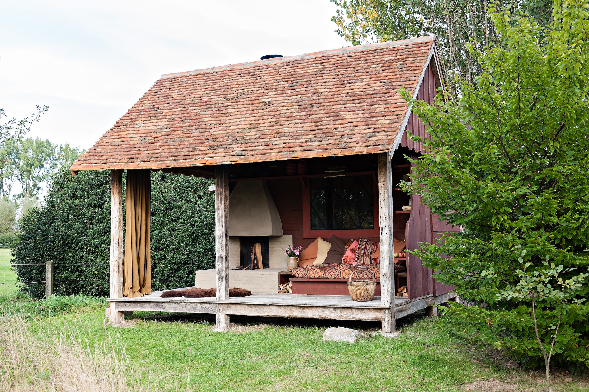 Tuinpaviljoen gemaakt van hergebruikte materialen, ontworpen door Joris Van Apers (vanapers.be). vtwonen Landelijk 08-2026