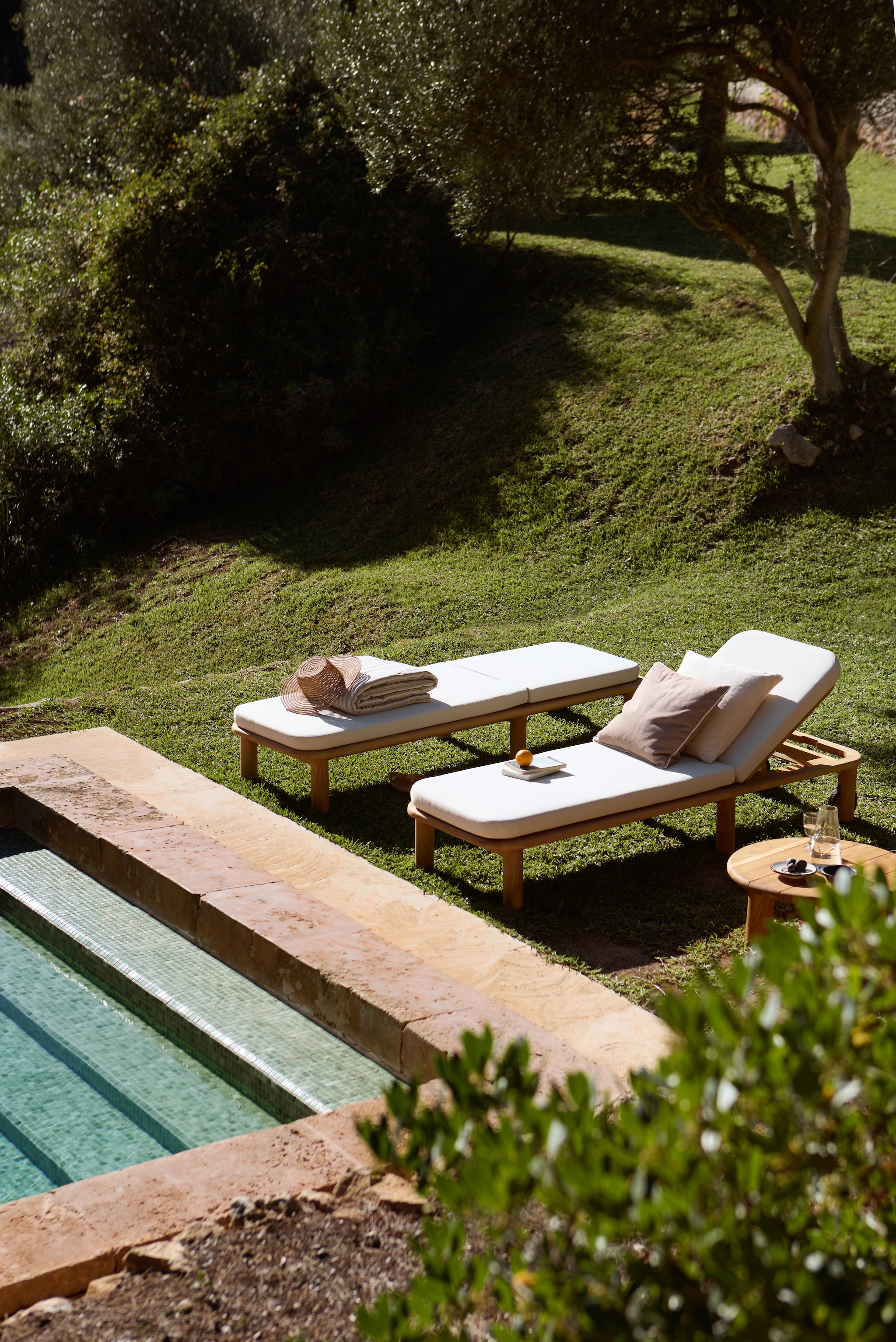 Tine K Home ligbed Sunbed, teakhout en quick-dry foam kussen, nature, 70x210x30 cm (bxdxh) € 2616,- (tinekhome.com).