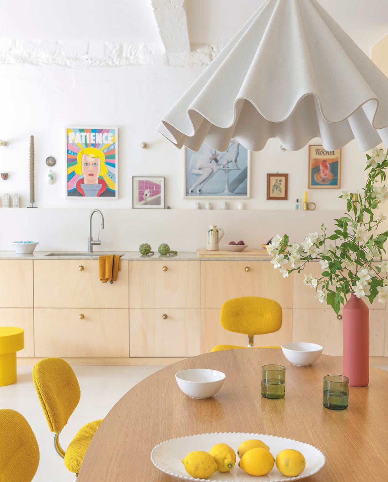 Eettafel Orphie, stoelen Pierre Paulin, vaas Bouteille Rouge van Goodmoods, kruk Ohm Studio, hanglamp Audo Copenhagen, keuken op maat gemaakt. vtwonen 06-2025 | styling Marie-Maud Levron | fotografie Cécile Perrinet Lhermitte