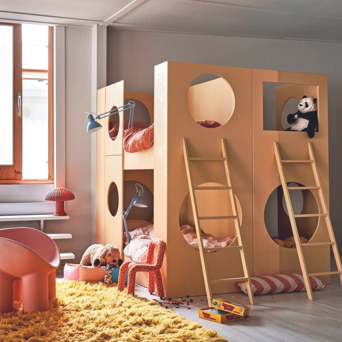 Stapelbed Combitex, prijs op aanvraag (com-anders.nl). Eco-linnen matrashoezen € 49,-, eco-linnen dekbedovertreksets € 209,- (yumeko.nl). Vloerkleed Fluffy van HKliving, wol en katoen, 150x240 cm € 995,-, rotan tafellamp Rattan van HKliving € 89,95, kussen Bold long van vtwonen € 39,99 (vtwonen.nl/shop). Kunststof fauteuil van Roly Poly € 559,- (atelieruma.com). Stoel Mini Bold Chair van Moustache, metaal en foam € 360,- (groenenakker.nl). Hondenmand € 115,-, kauwtouw € 19,- (hay.nl). Bureaulamp Tertial € 9,99, pluchen panda Djungelskog € 14,99, pluchen hond Gosig Golden € 11,99, Lego-stenen Bygglek, set van 201 € 19,99 (ikea.nl).
