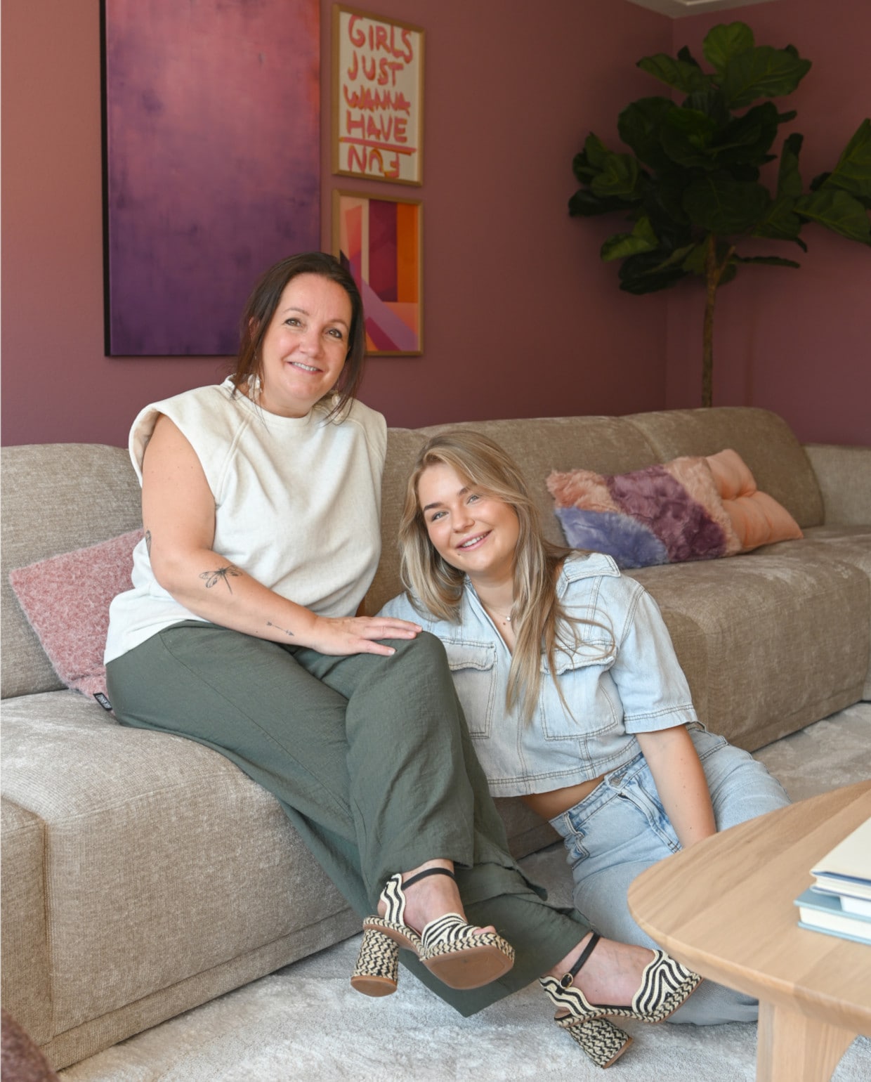 Noor met haar oudste dochter Nanne. ‘Dit had ik zelf nooit gekozen, maar het voelt helemaal als ons.’