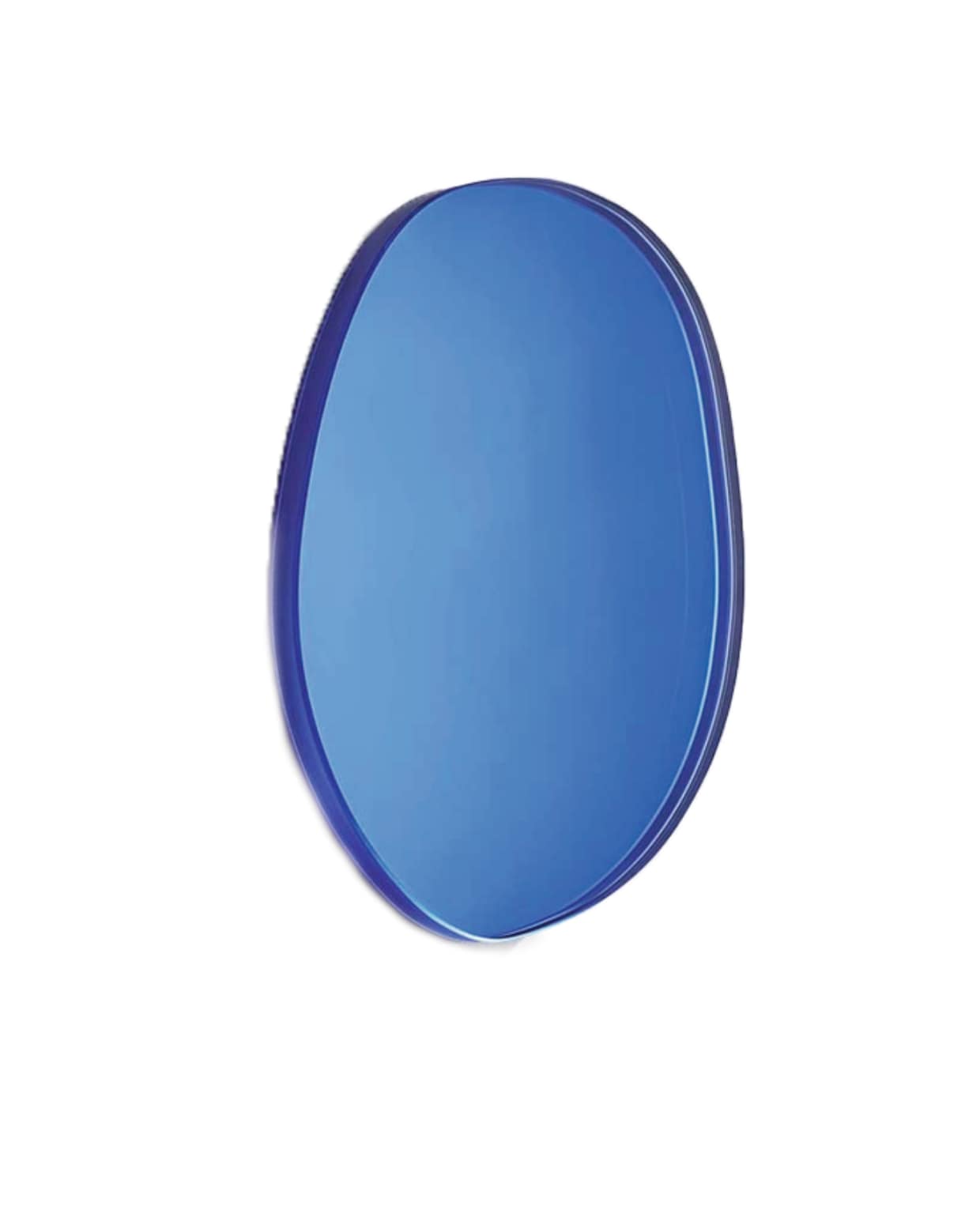 Spiegel Off round, collectie Seeing Glass van Sabine Marcelis en Brit van Nerven, spiegelglas, blauw, 54x1,3x57,9 cm (bxdxh), prijs op aanvraag (side-gallery.com). vtwonen design 6-2026 | fotografie Katoo Peeters