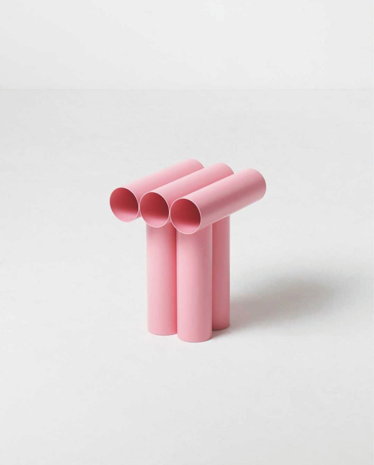 Kruk Septem, aluminium, pink, 30x35x45 cm (bxdxh) € 600,- (axelchay.com). vtwonen design 6-2026 | fotografie Katoo Peeters