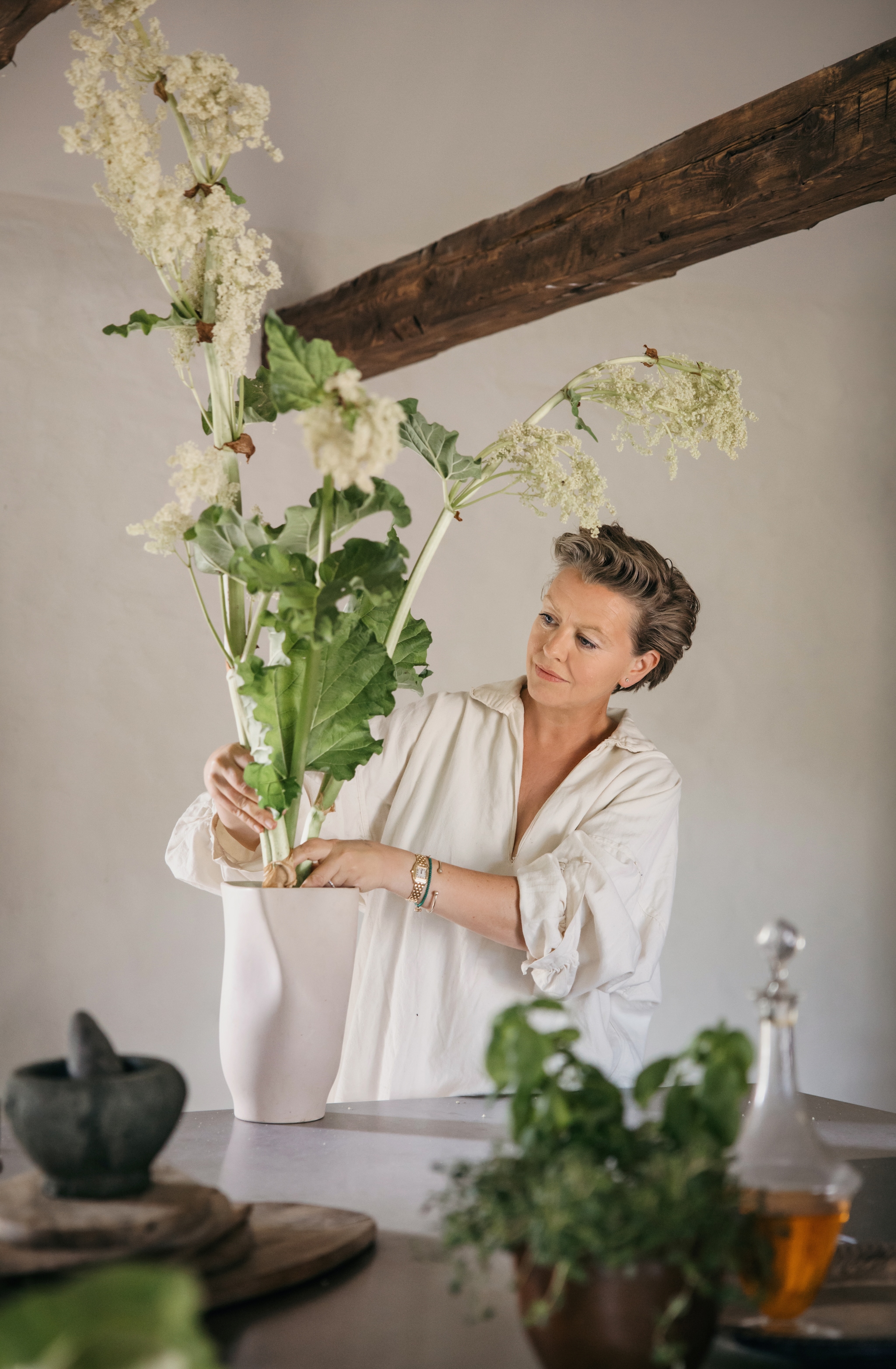 Rabarberbloemen. Vaas H&m Home. vtwonen Landelijk 10-2026 | styling Karolina Vertus | fotografie Isabell N Wedin | productie Living Inside