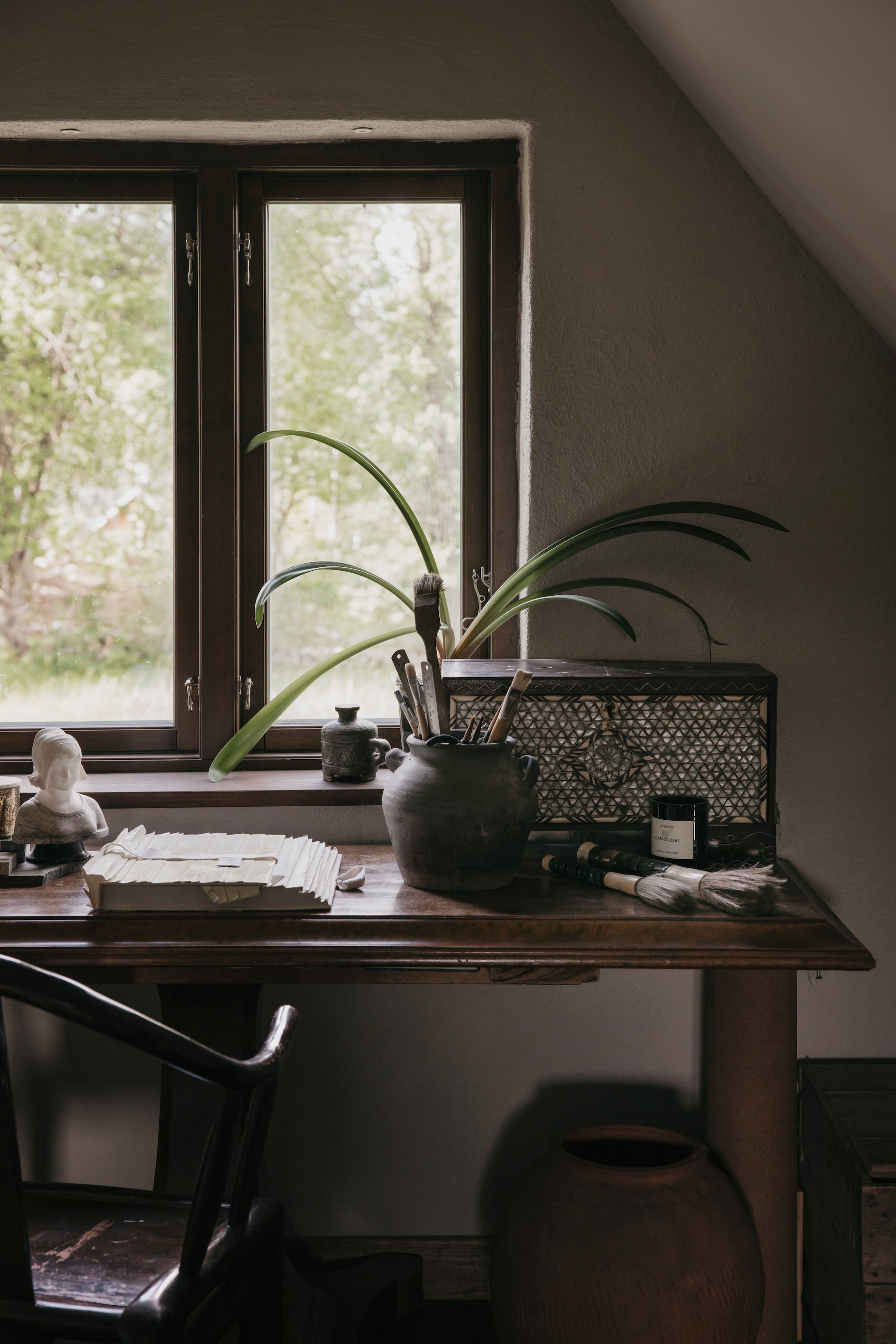Oud Zweeds bureau en antieke stoel uit China. Antiek doosje uit Syrië. Pot, kwasten, jade beker met deksel uit Hong Kong. vtwonen Landelijk 10-2026 | Styling Karolina Vertus | Fotografie Isabell N Wedin | Productie Living Inside