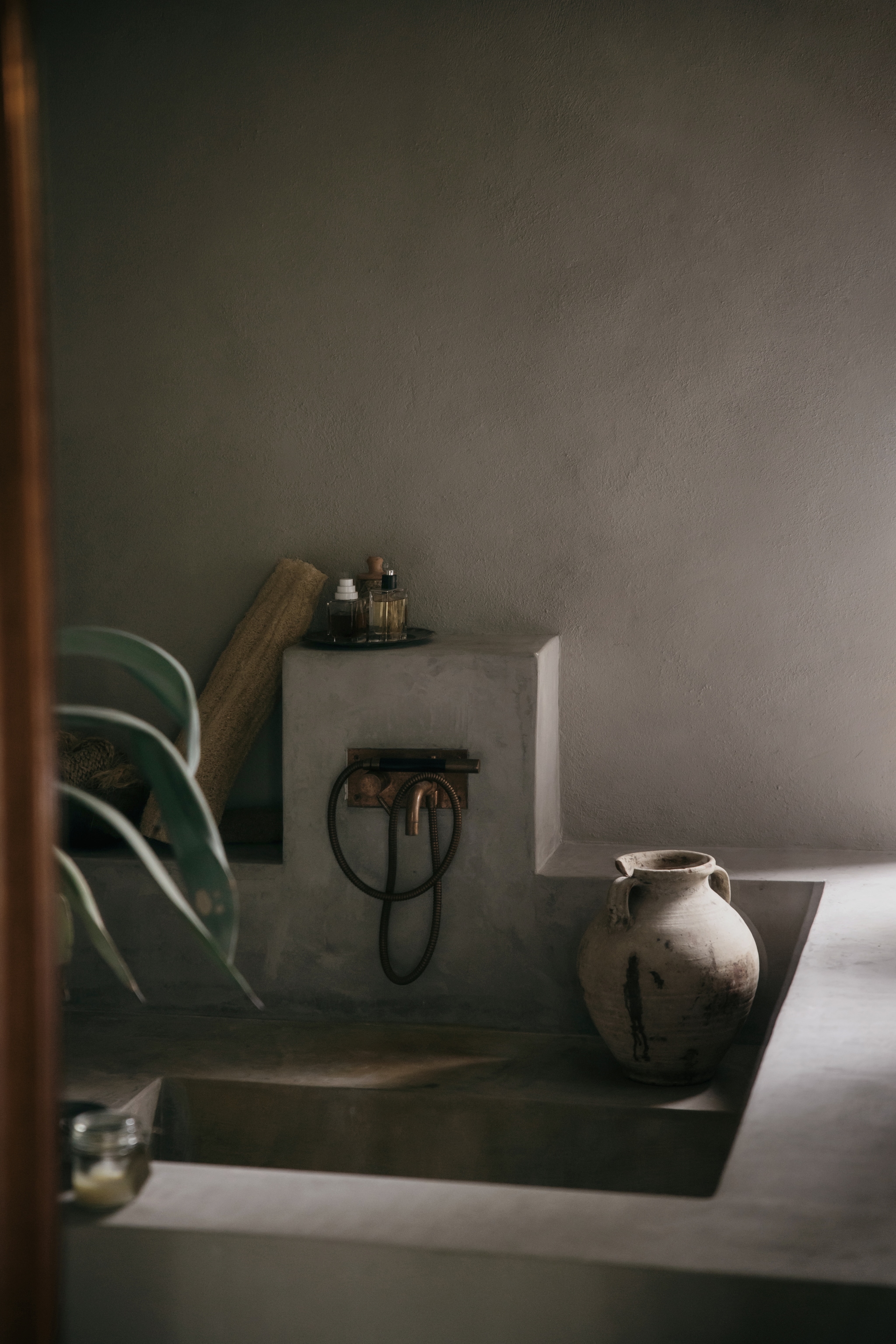 Betonnen bad op maat gemaakt. Antieke pot uit Libanon. Safari-stoel uit 1933 van Kaare Klint. vtwonen Landelijk 10-2026 | styling Karolina Vertus | fotografie Isabell N Wedin | productie Living Inside