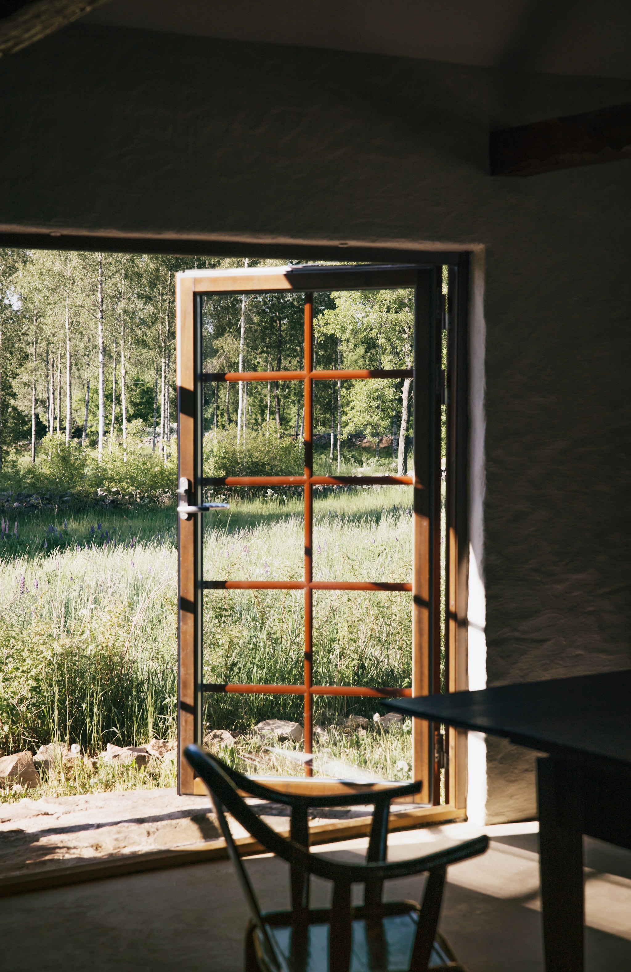 Het raam in de keuken, met uitzicht over de velden en het meer. vtwonen Landelijk 10-2026 | Styling Karolina Vertus | Fotografie Isabell N Wedin | Productie Living Inside