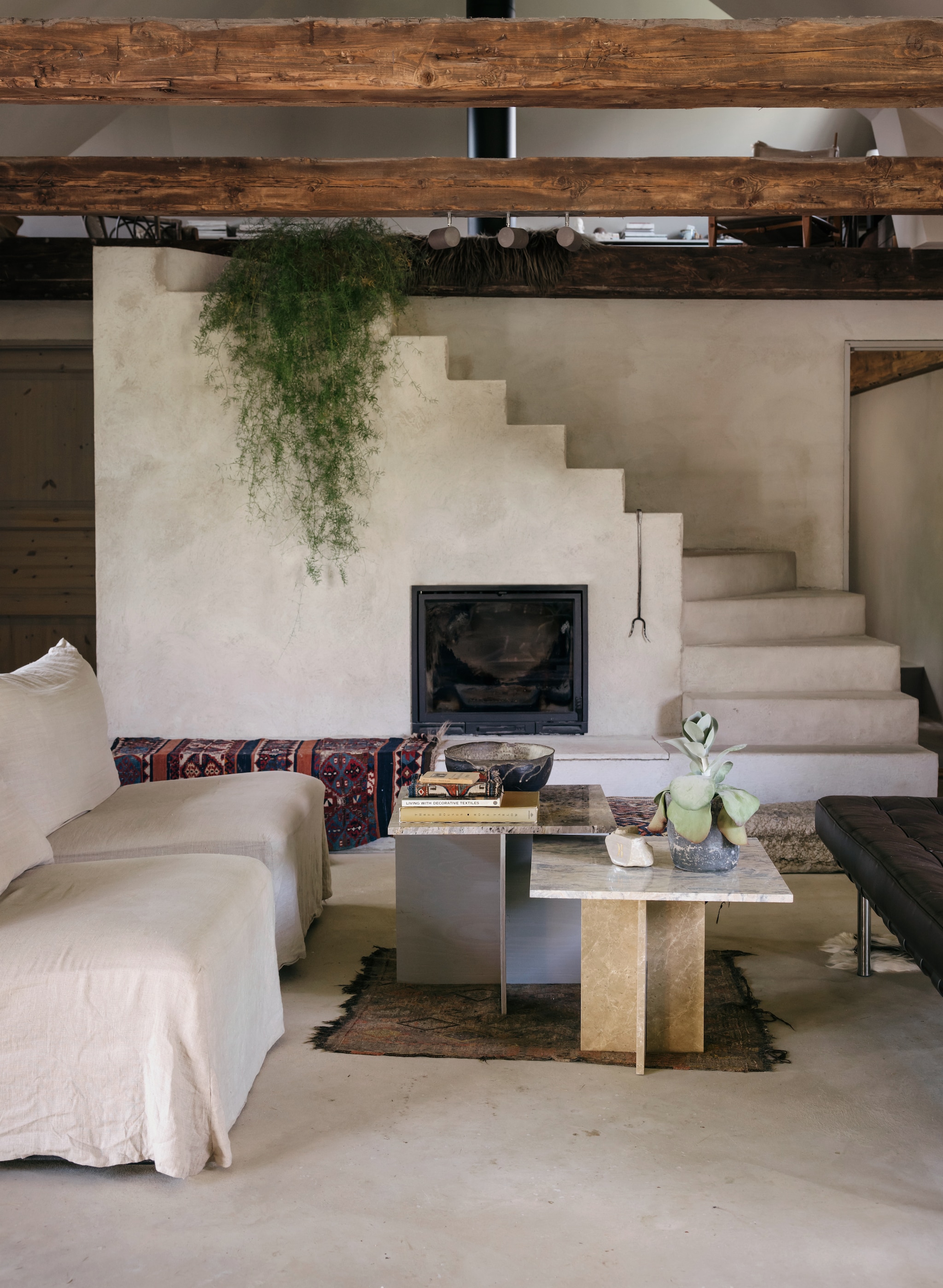 Maatwerk marmeren tafels uit Hong Kong. Antieke kleden uit Libanon en Syrië. Stoelen Ikea, bekleed met linnen. vtwonen Landelijk 10-2026 | styling Karolina Vertus | fotografie Isabell N Wedin | productie Living Inside
