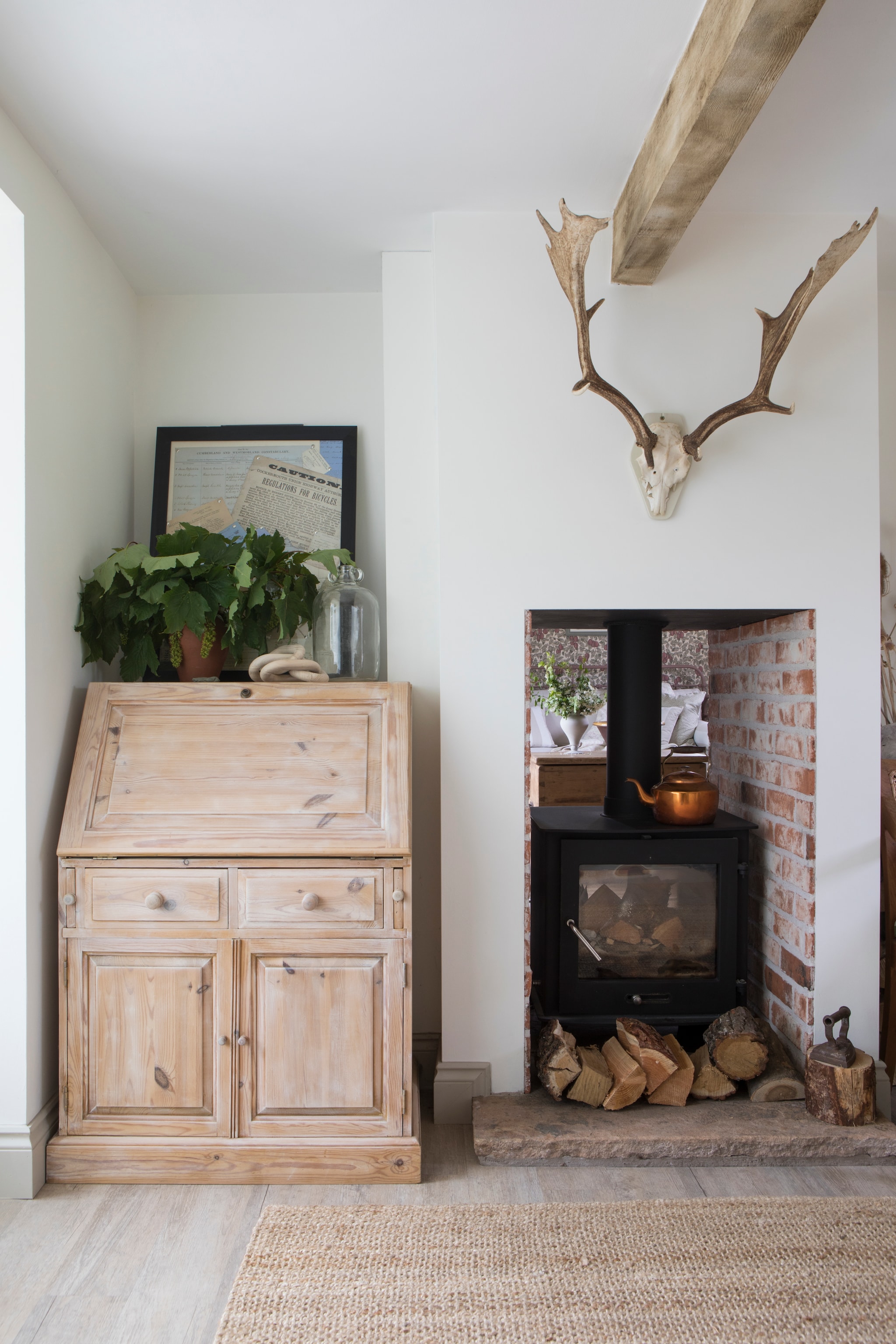 Soortgelijke houtkachel Jøtul. Secretaire Reliving. vtwonen Landelijk 10-2026 | styling Marisha Taylor | fotografie James French | productie Living Inside
