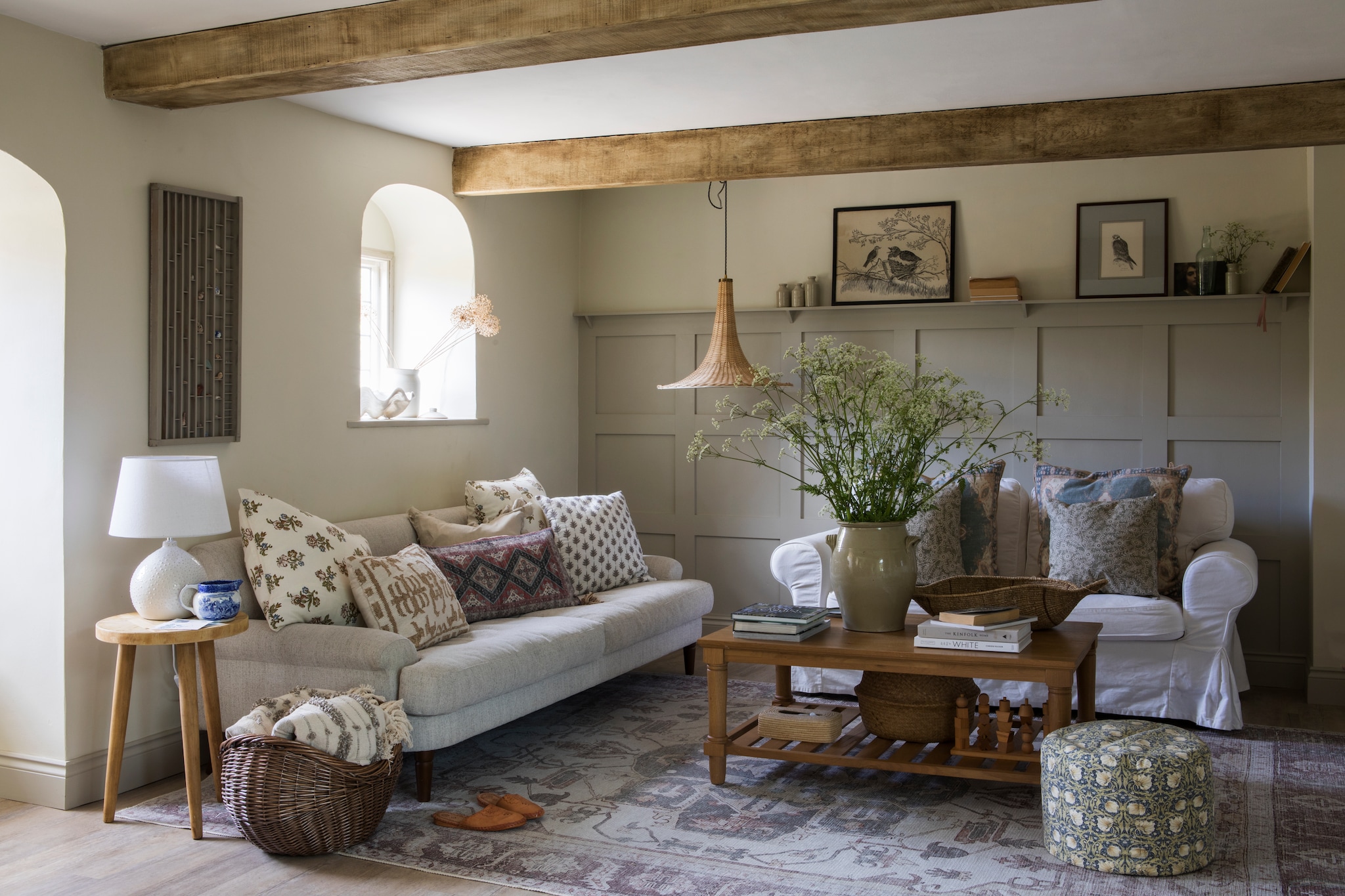 Bank links Made. Bank rechts Ikea. Muur kleur Lime White van Farrow & Ball. Hanglamp Pooky. Poef zelf bekleed met stof van William Morris. Salontafel The Cotswold Company. Soortgelijke letterbak D’Antan. Bijzettafel French Connection. Sierkussens Neptune. Wasbaar vloerkleed Lore Rugs. vtwonen Landelijk 10-2026 | styling Marisha Taylor | fotografie James French | productie Living Inside
