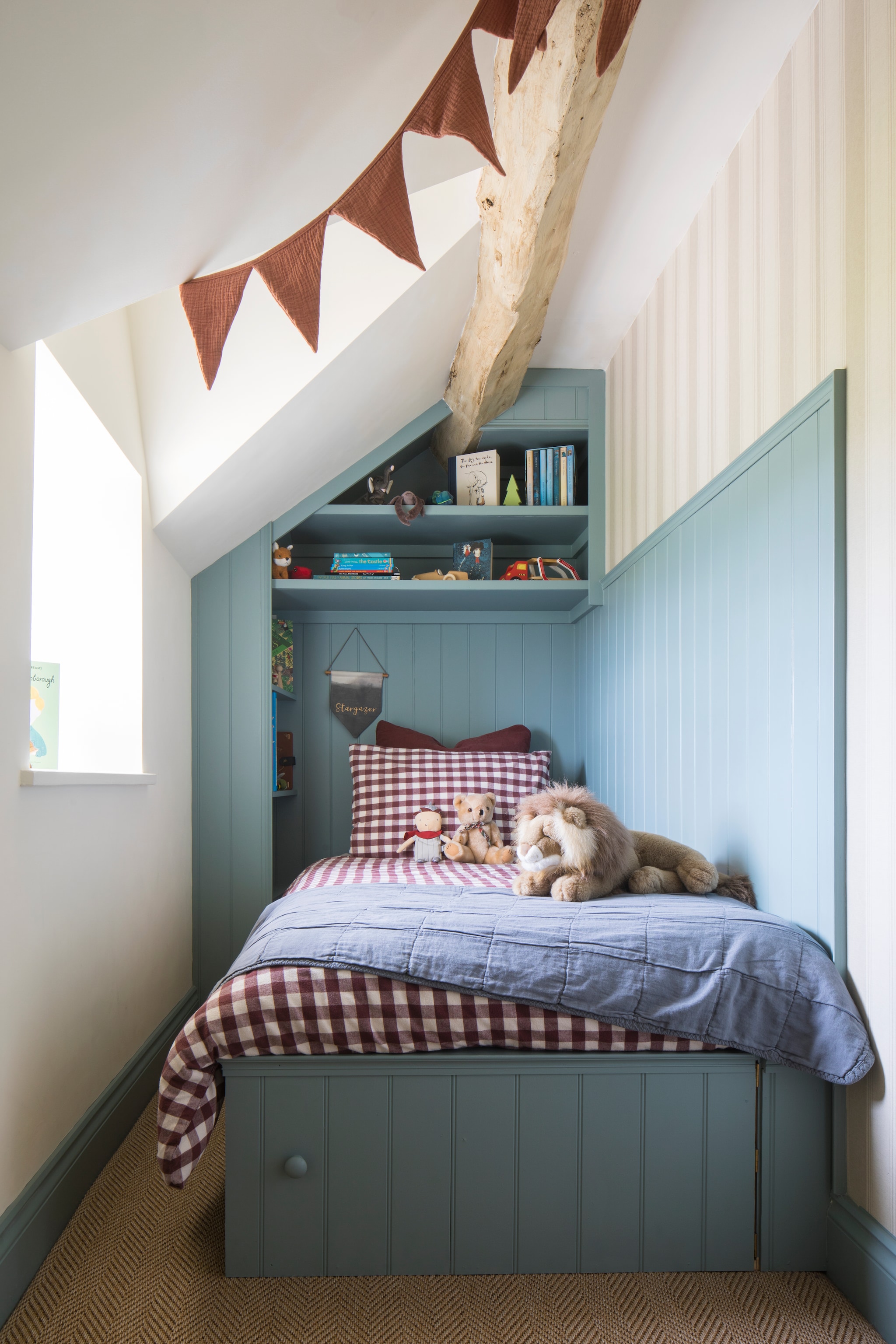 Kleur verf Oval Room Blue van Farrow & Ball. Behang van Lucie Annabel.Geruit beddengoed van The Secret Linen Store. vtwonen Landelijk 10-2026 | styling Marisha Taylor | fotografie James French | productie Living Inside