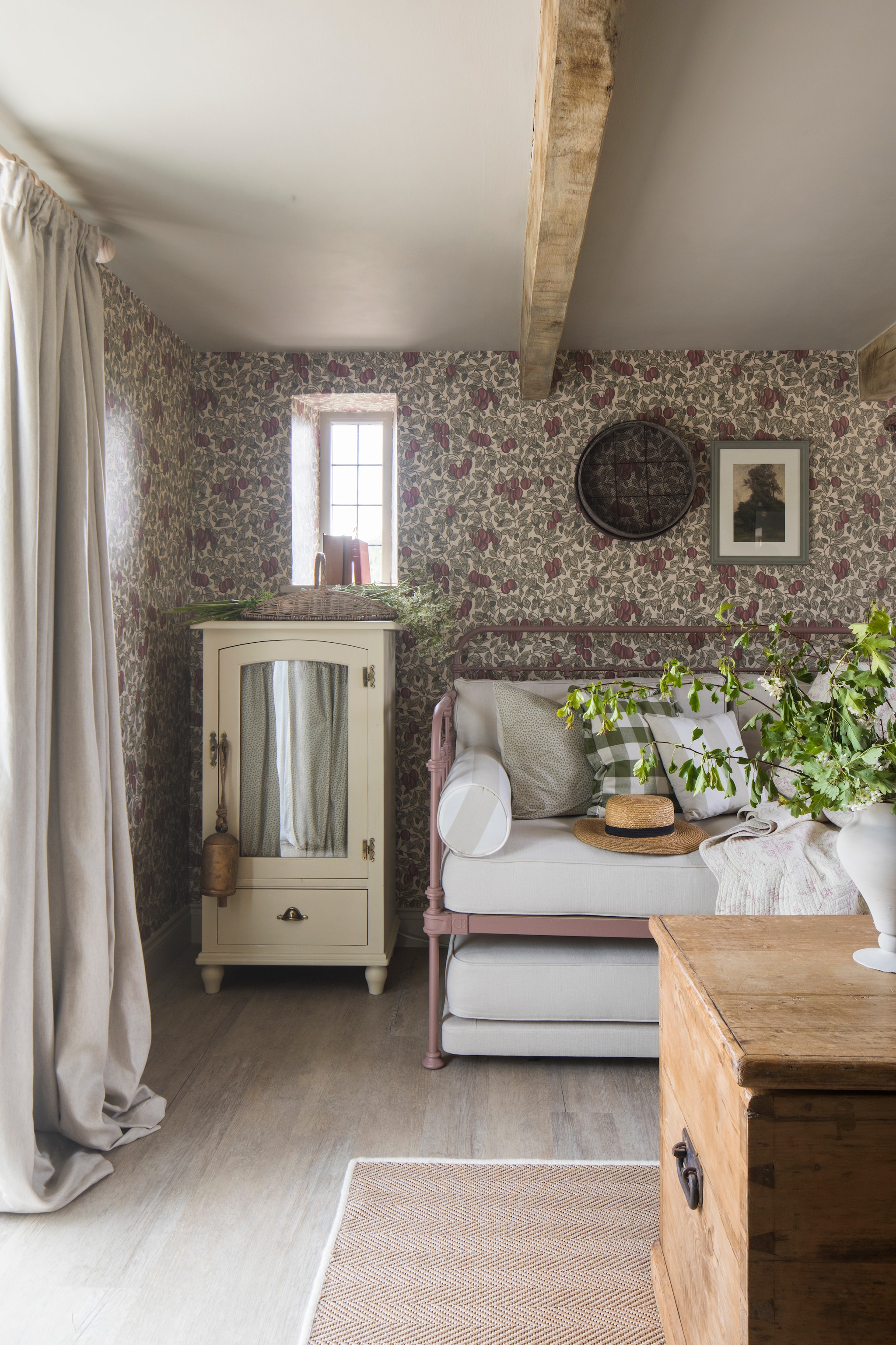 Bedframe The Cornish Bed Company. Behang Emrik van Sandberg. vtwonen Landelijk 10-2026 | styling Marisha Taylor | fotografie James French | productie Living Inside