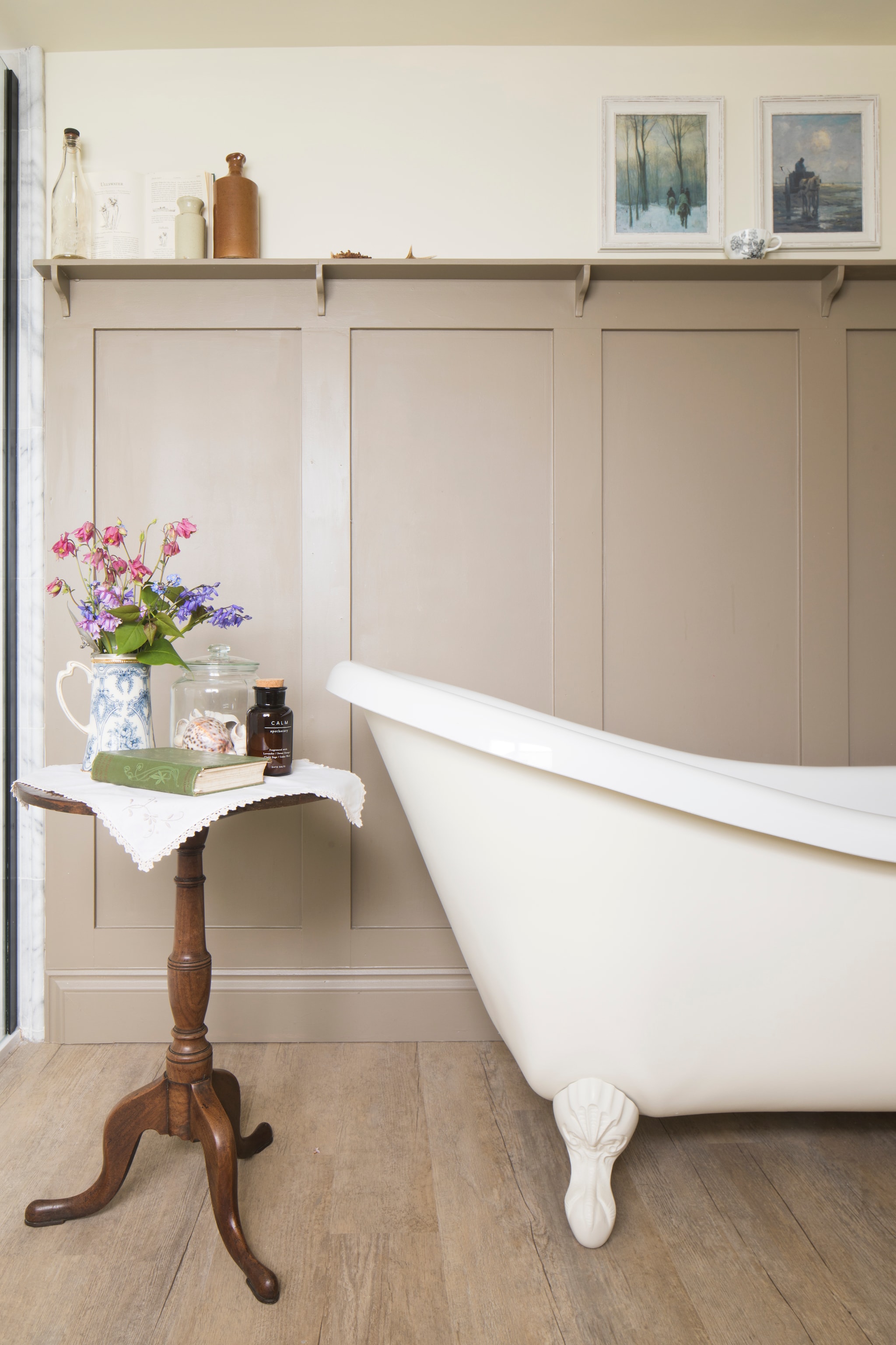 Verfkleur op lambrisering Mouse’s Back van Farrow & Ball. Bad Bayswater. vtwonen Landelijk 10-2026 | styling Marisha Taylor | fotografie James French | productie Living Inside
