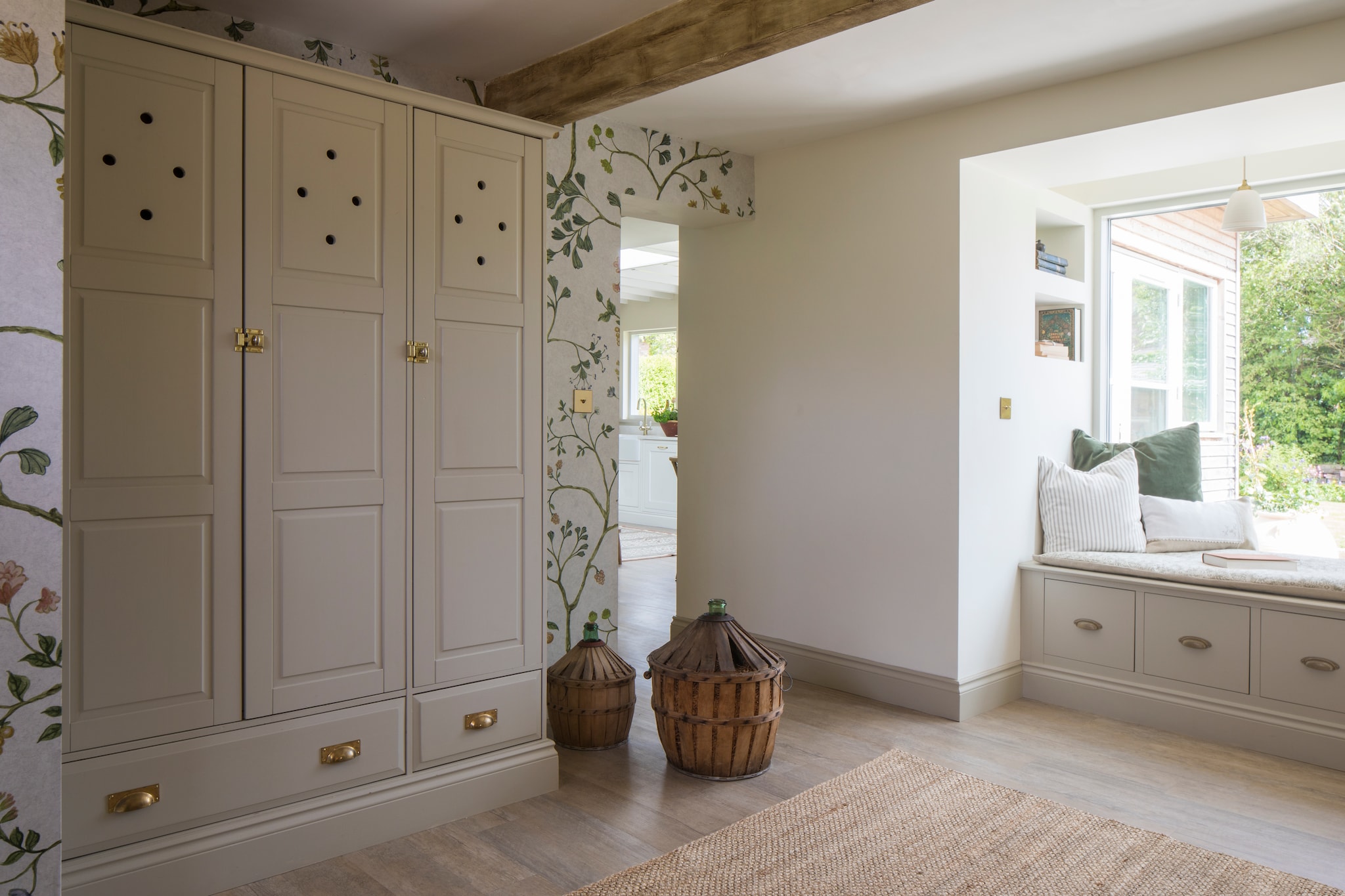 Behang Rebel Wall Mural Song Tree. Verfkleur op kastdeuren Drop Cloth van Farrow & Ball. Antieke Franse wijnmanden. vtwonen Landelijk 10-2026 | styling Marisha Taylor | fotografie James French | productie Living Inside