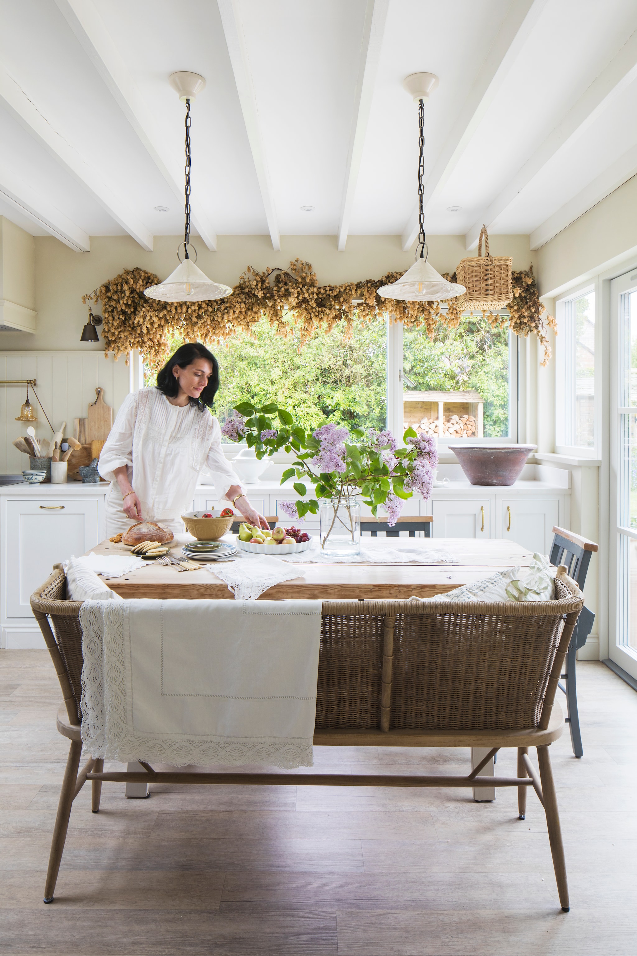 Bank Oka. Soortgelijk: houten tafel Dutchwood, eetstoelen Reliving. Gedroogde hop van Castle Farm in Kent. Met de hand gemaakte hanglampen Baradax Ceramics. vtwonen Landelijk 10-2026 | styling Marisha Taylor | fotografie James French | productie Living Inside