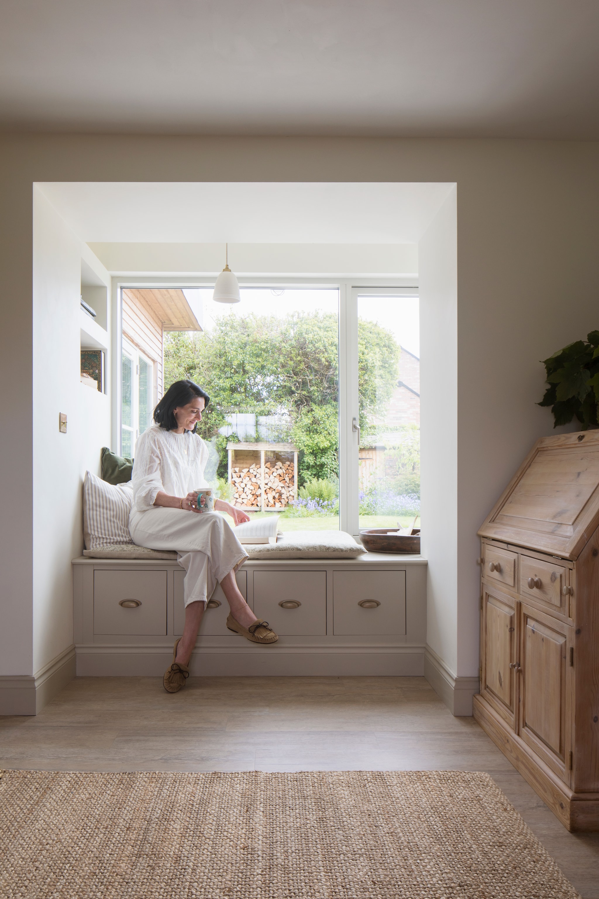 Verfkleur Drop Cloth van Farrow & Ball. Soortgelijke kussens op maat Nofruit, soortgelijke houten schaal Nordic Nest. vtwonen Landelijk 10-2026 | styling Marisha Taylor | fotografie James French | productie Living Inside
