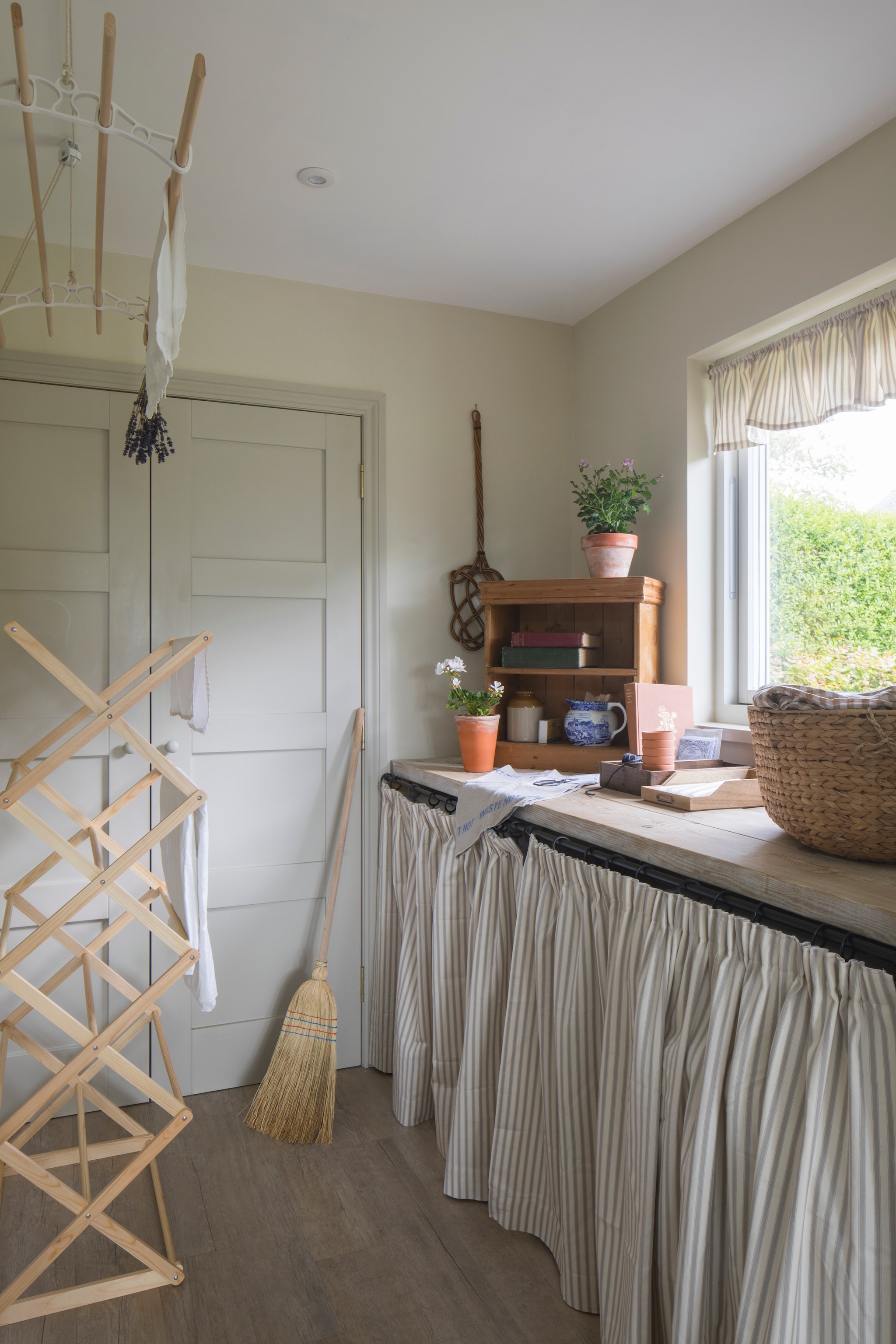 Gordijnen met de hand gemaakt door Phillipa. Werkblad op maat gemaakt van resthout. Droogrek Pulleymaid. vtwonen Landelijk 10-2026 | styling Marisha Taylor | fotografie James French | productie Living Inside